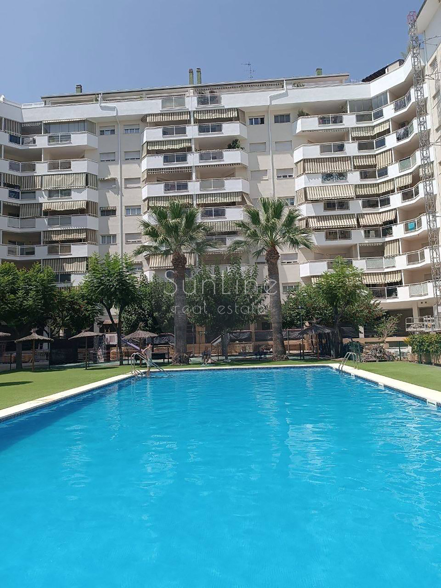Apartment for sale with good renovation, three bedrooms and a terrace in a complex with a pool in Nou Campanar