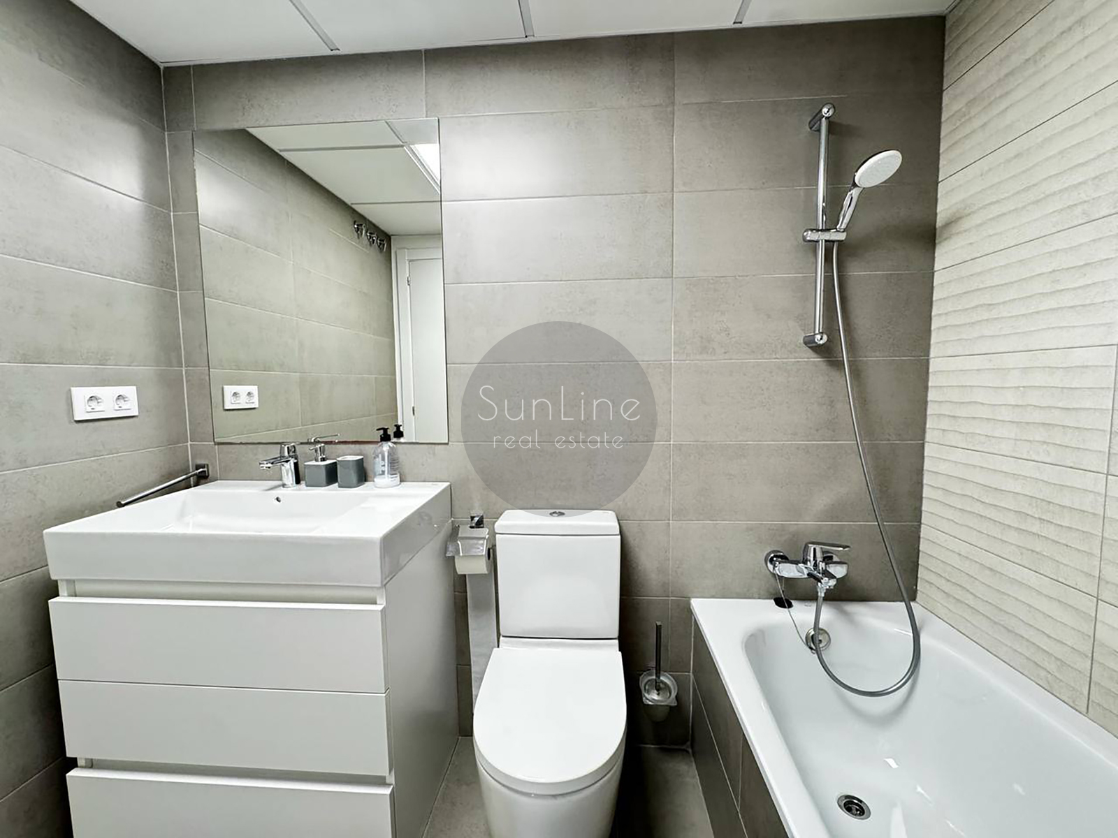 Bright modern apartment with a rooftop pool near the City of Arts and Sciences