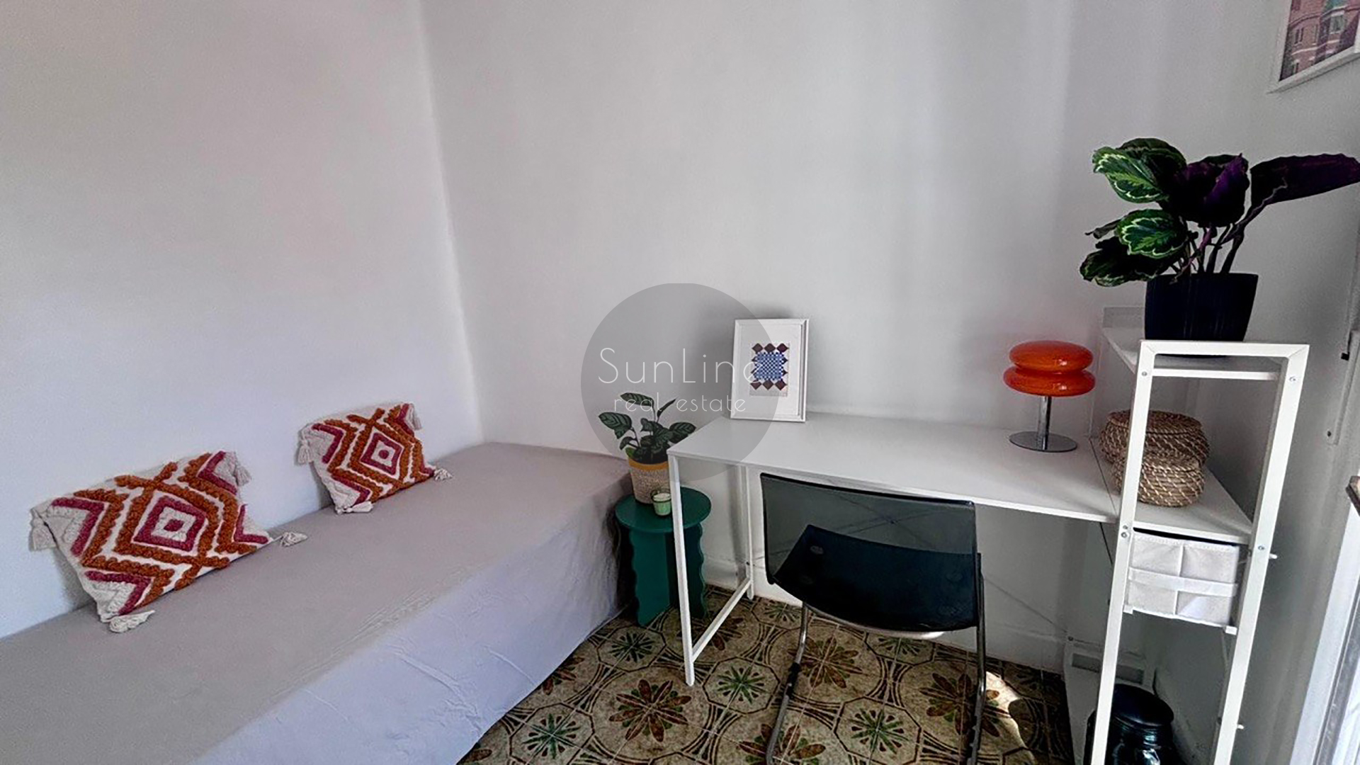 Renting a cozy three-bedroom apartment 5 minutes from Turia Park