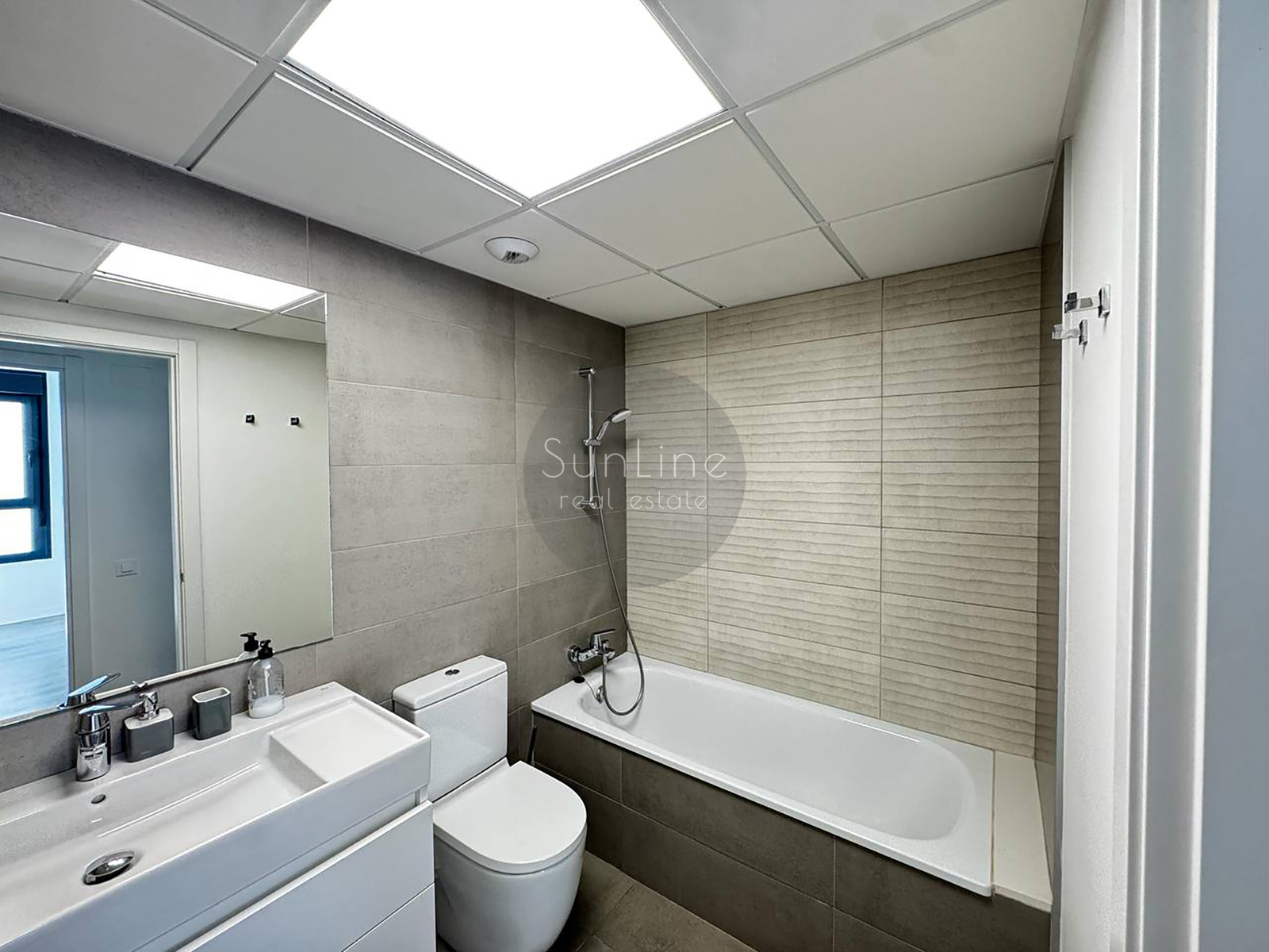 Bright modern apartment with a rooftop pool near the City of Arts and Sciences