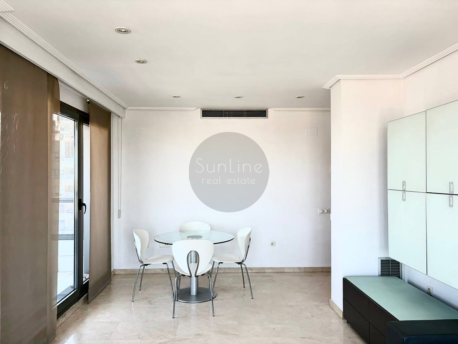 Rent of a bright apartment with a terrace, pool and parking near Turia parks