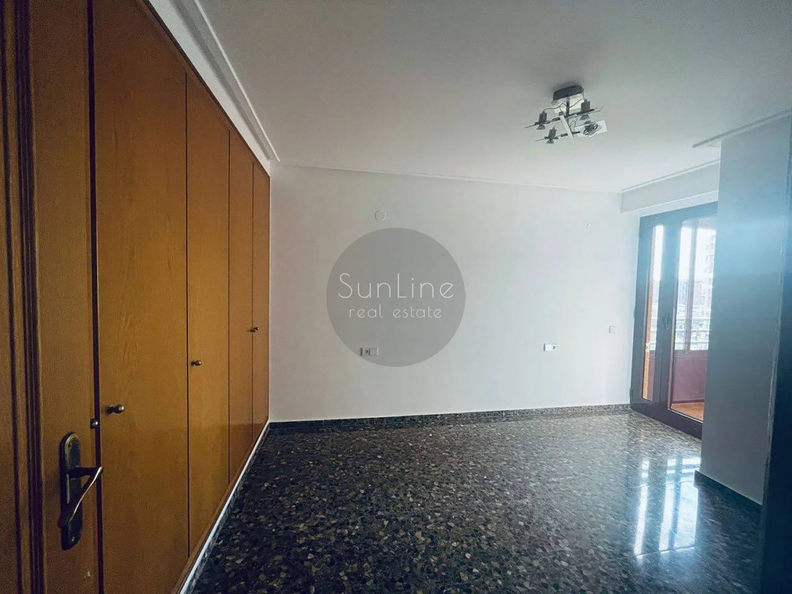 Rent of a spacious apartment with a balcony and a concierge in convenient Benimaclet