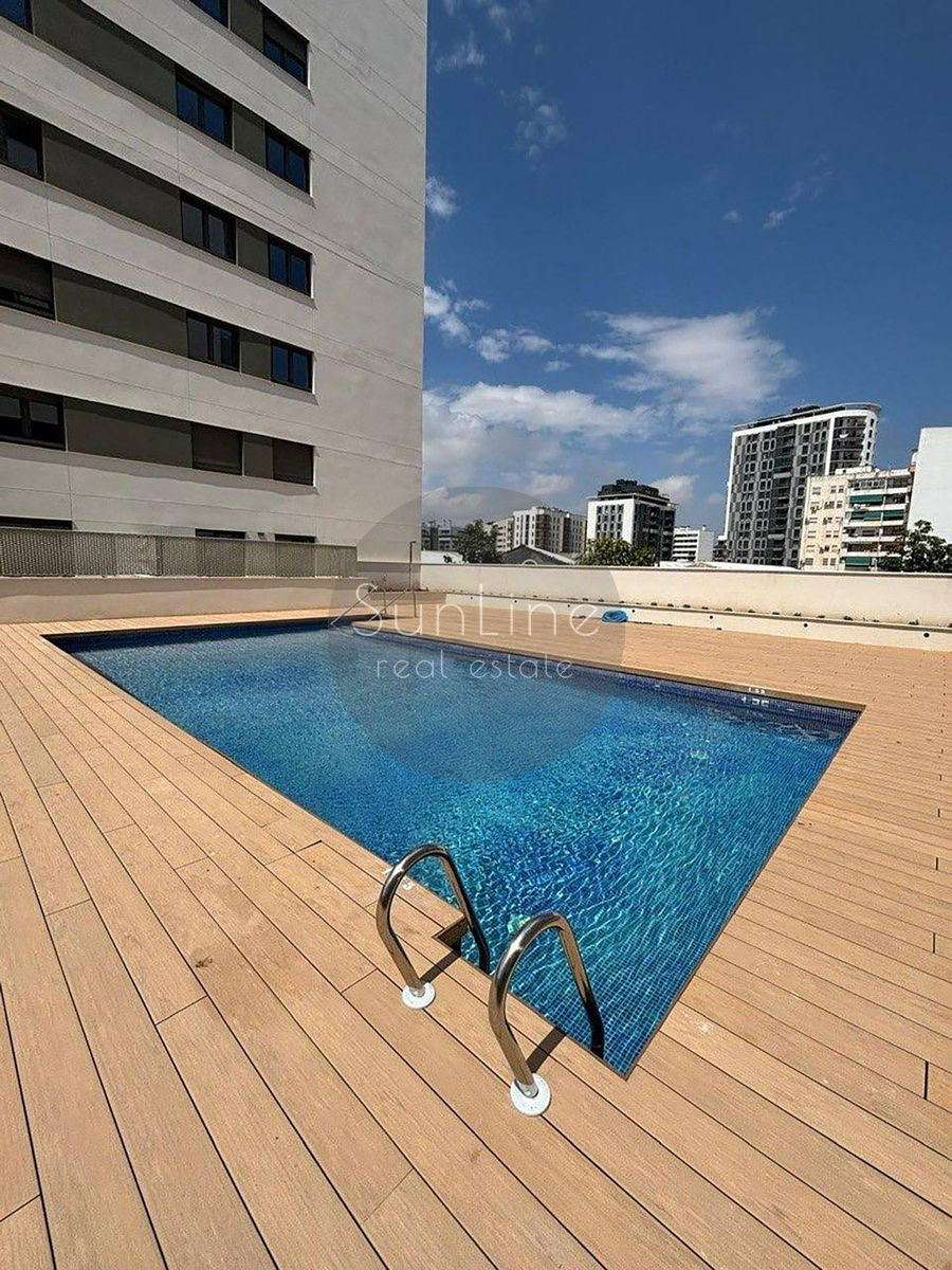 Renting a penthouse with two private terraces, garage and pool in Safranar