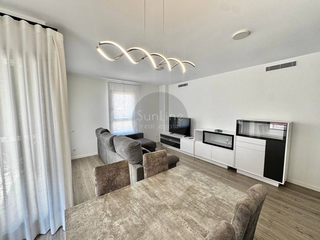 Bright modern apartment with a rooftop pool near the City of Arts and Sciences