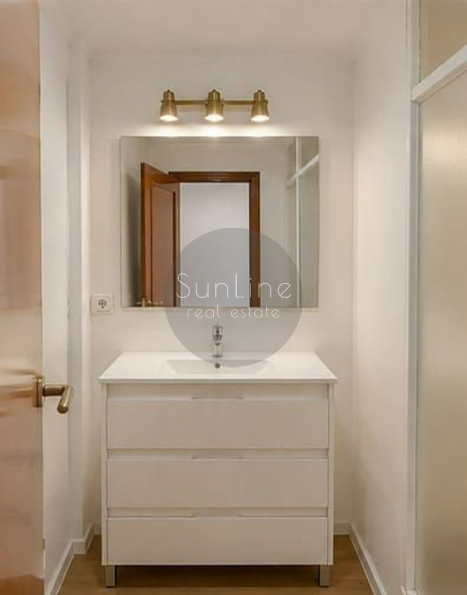 Rent of a bright apartment with four bedrooms, a garage, and a storage room