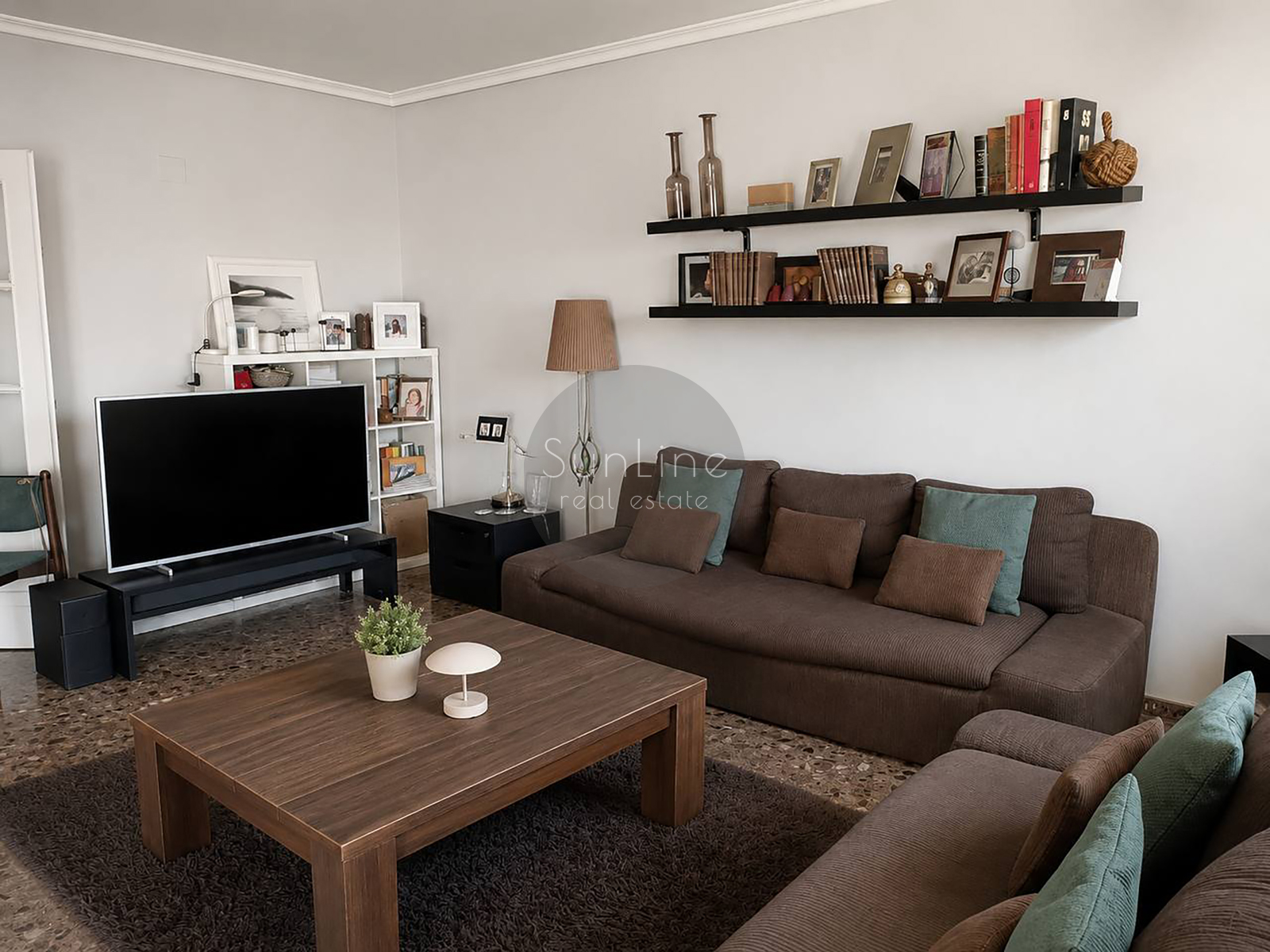 Apartment for sale with good renovation, three bedrooms and a terrace in a complex with a pool in Nou Campanar