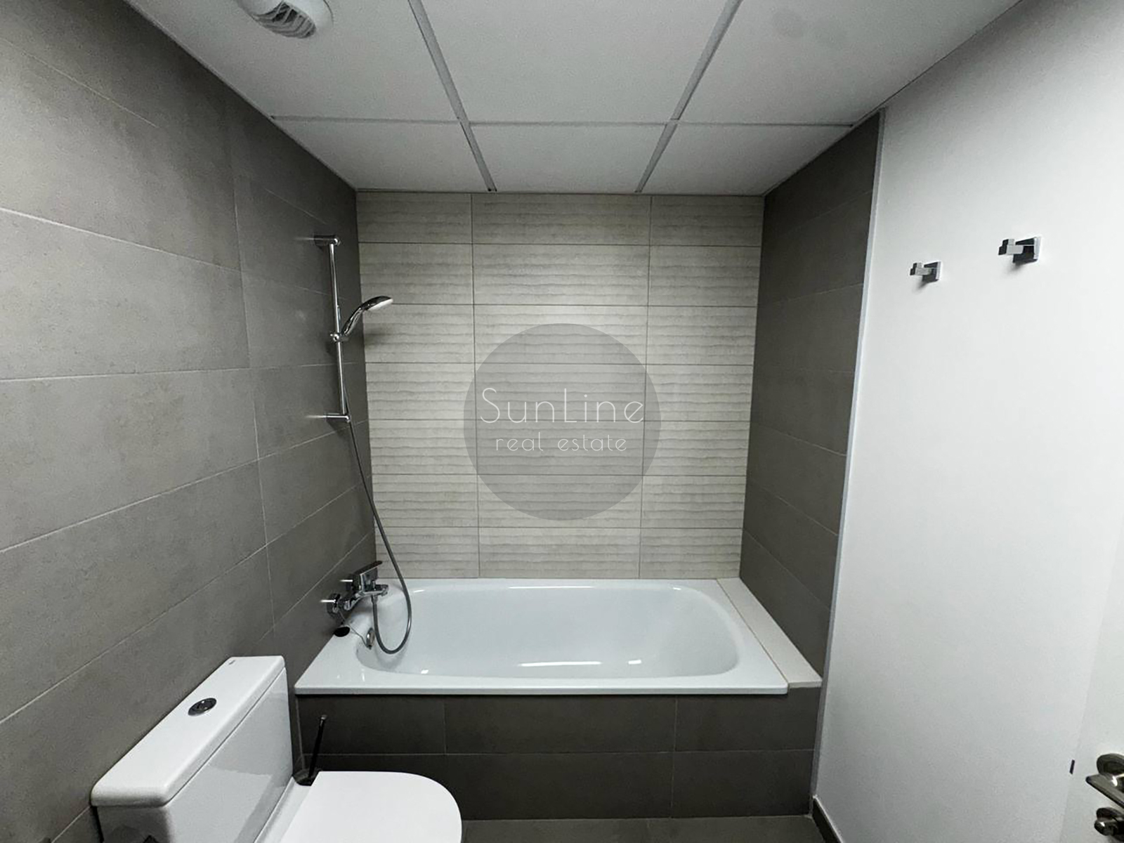 Bright modern apartment with a rooftop pool near the City of Arts and Sciences