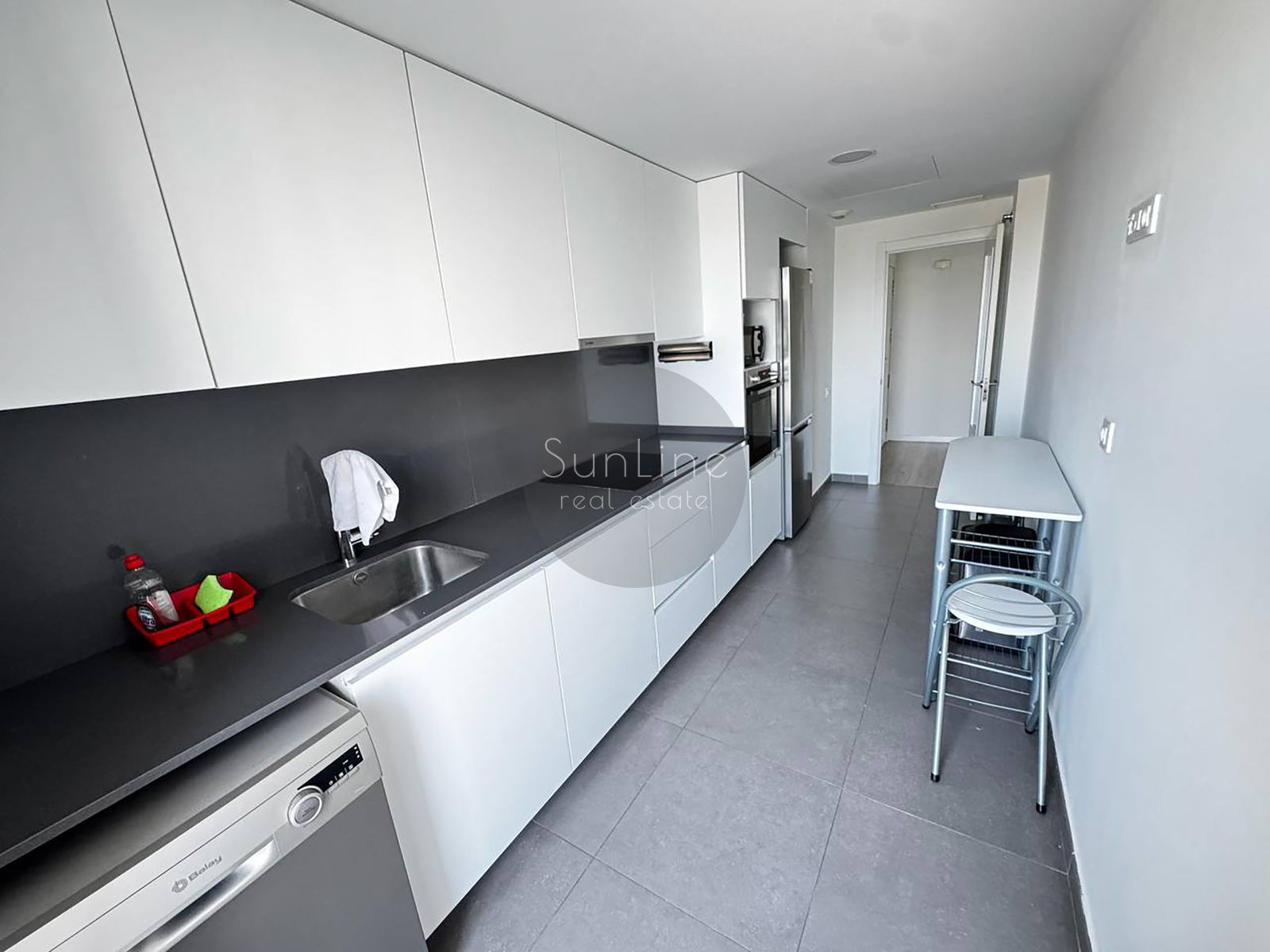 Bright modern apartment with a rooftop pool near the City of Arts and Sciences