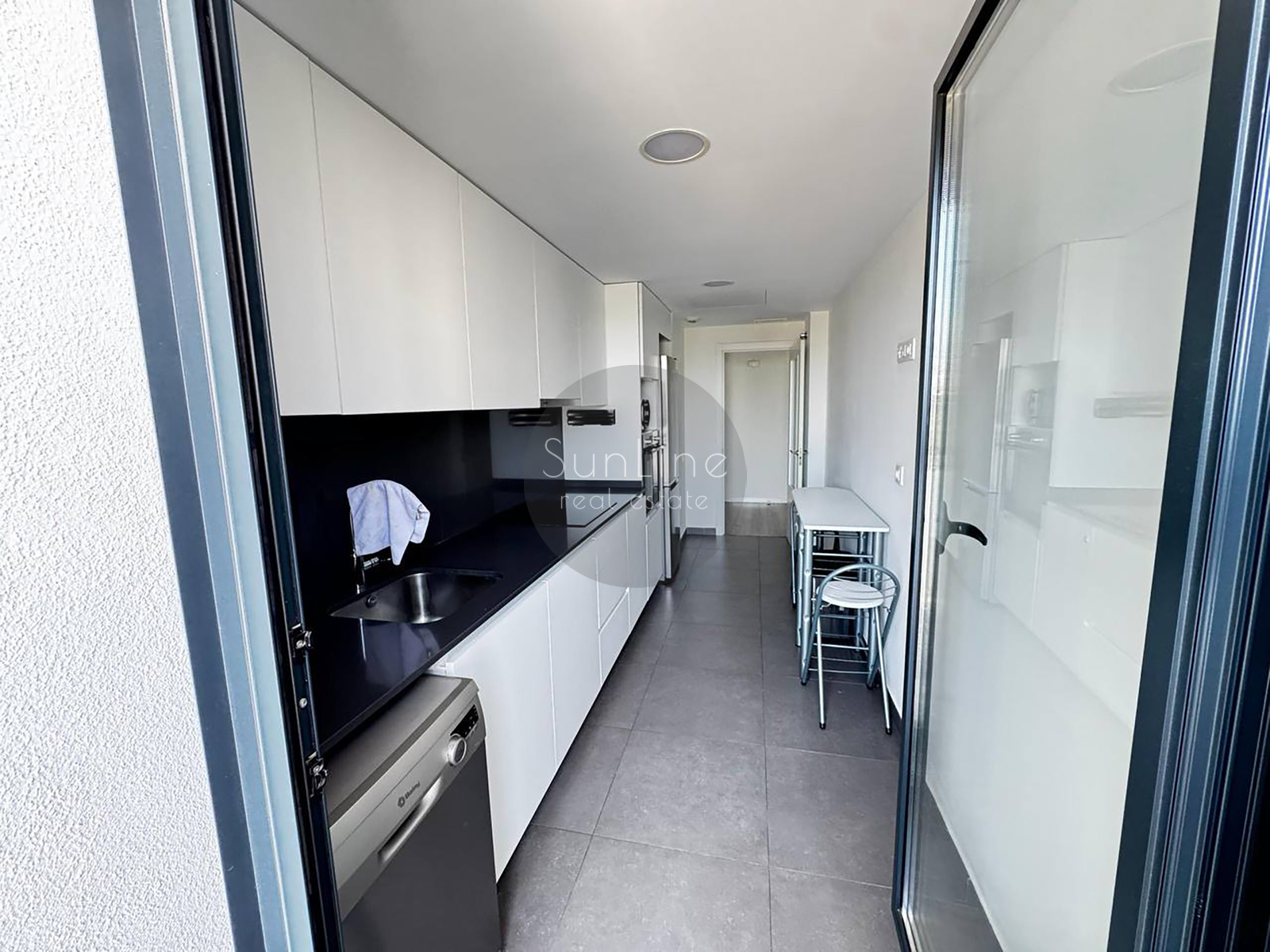 Bright modern apartment with a rooftop pool near the City of Arts and Sciences