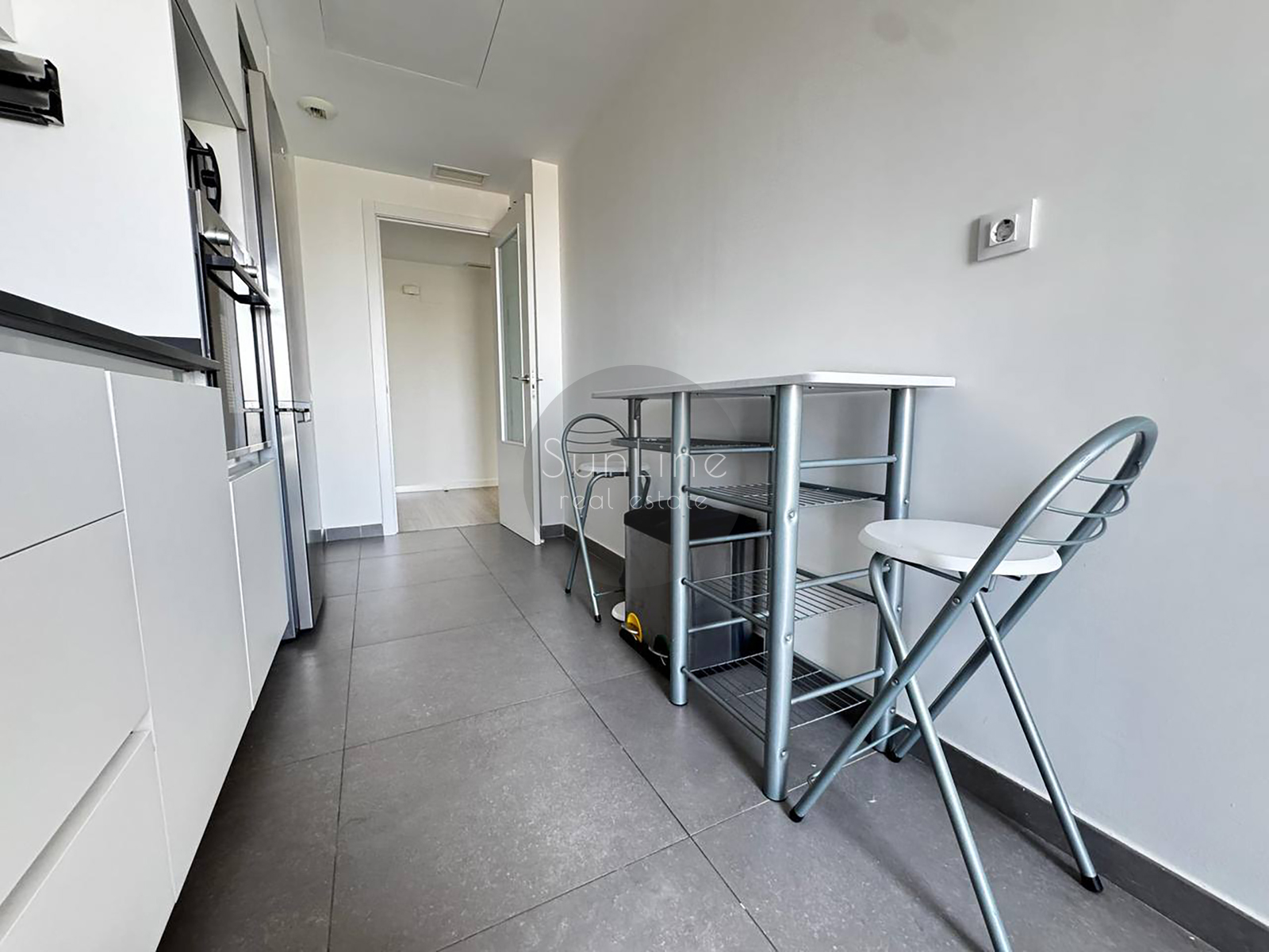 Bright modern apartment with a rooftop pool near the City of Arts and Sciences