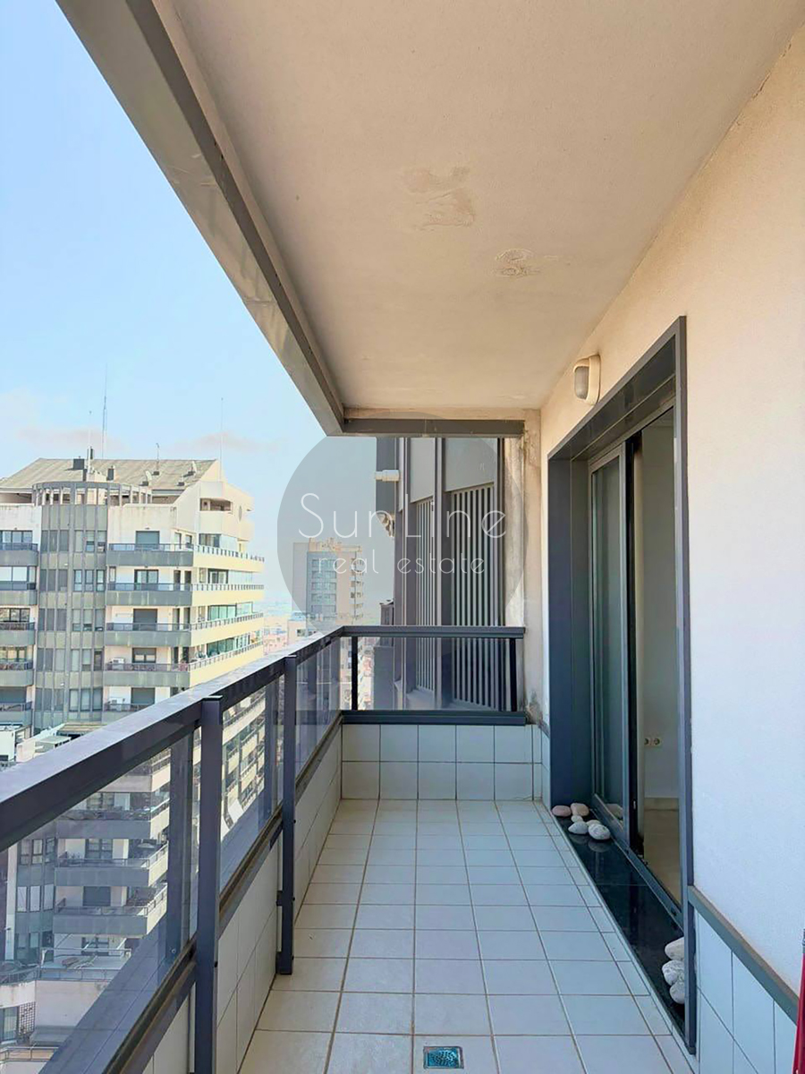 Rent of a bright apartment with a terrace, pool and parking near Turia parks
