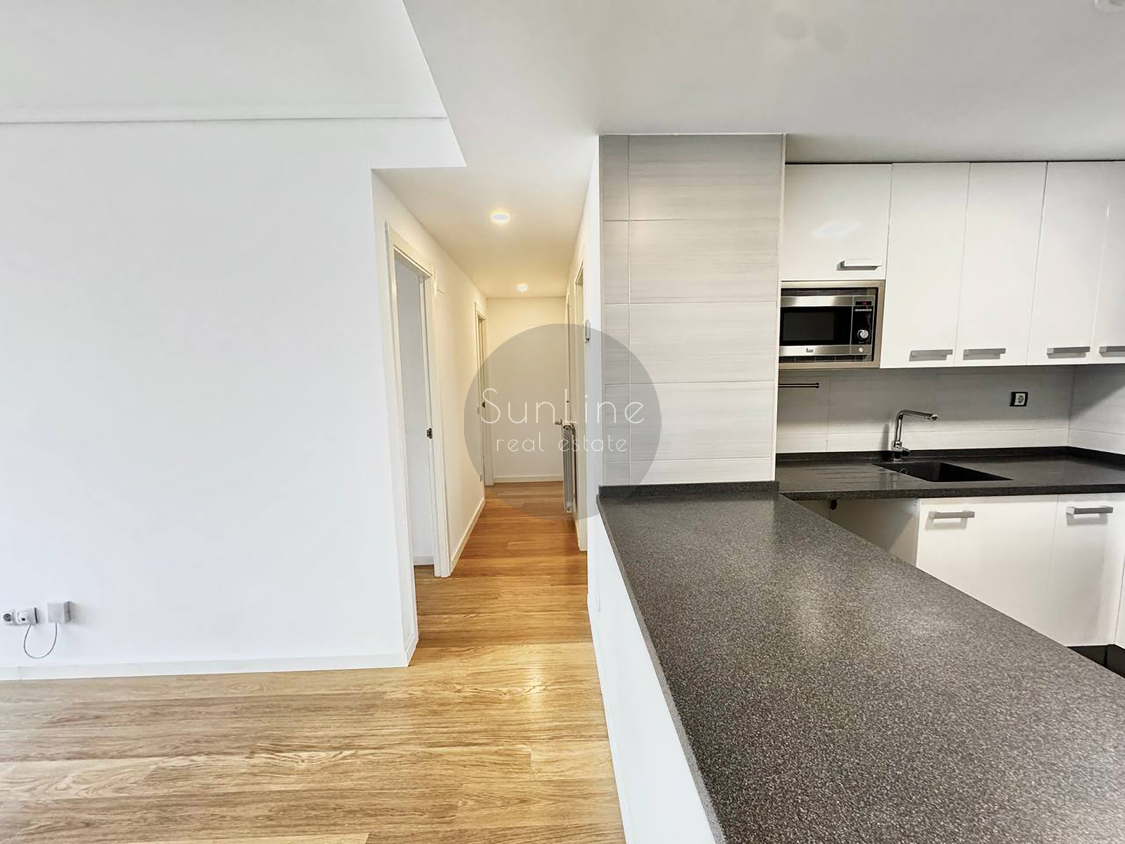 Renting a modern apartment with a pool a few minutes from downtown Valencia