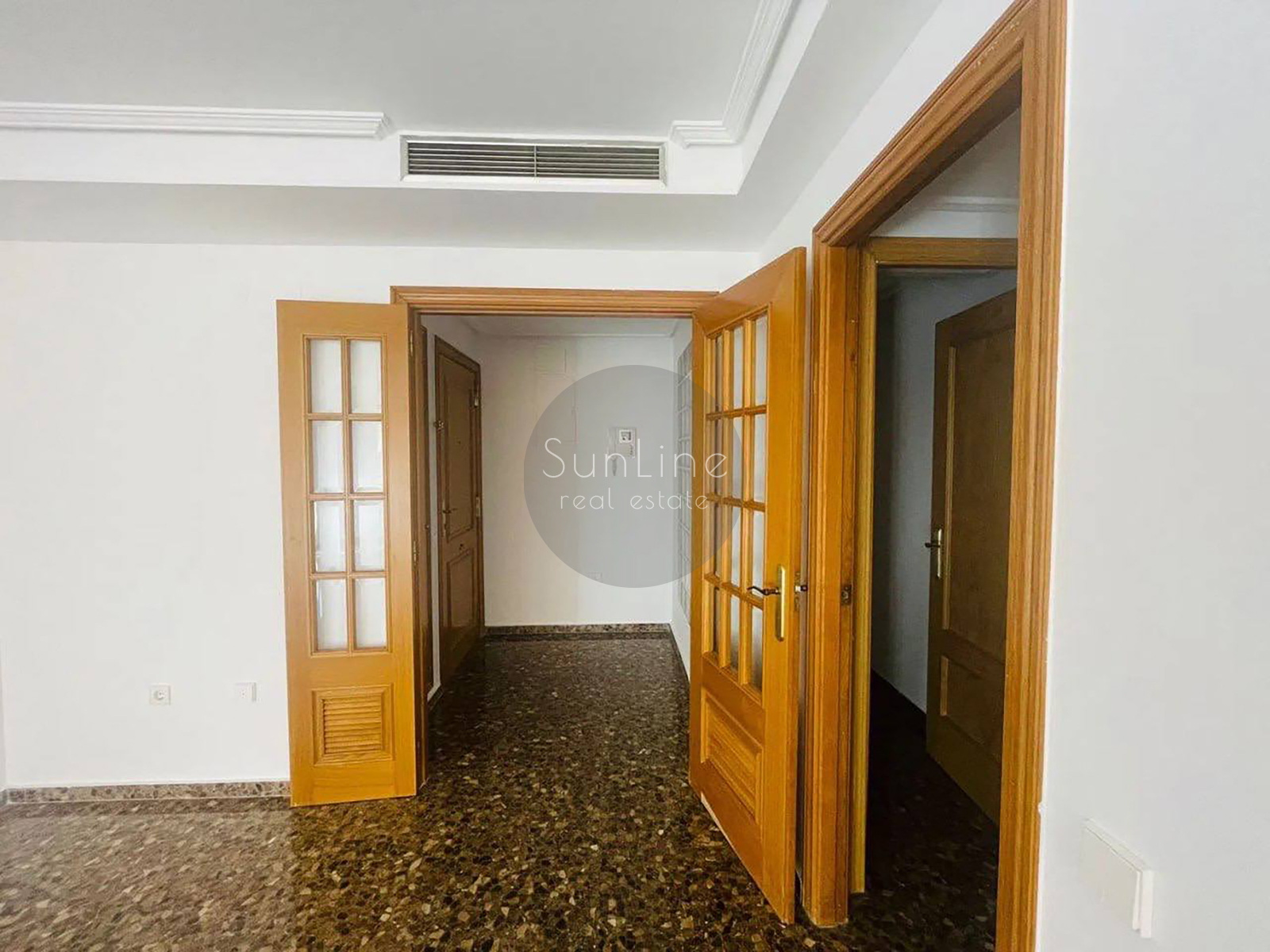 Rent of a spacious apartment with a balcony and a concierge in convenient Benimaclet