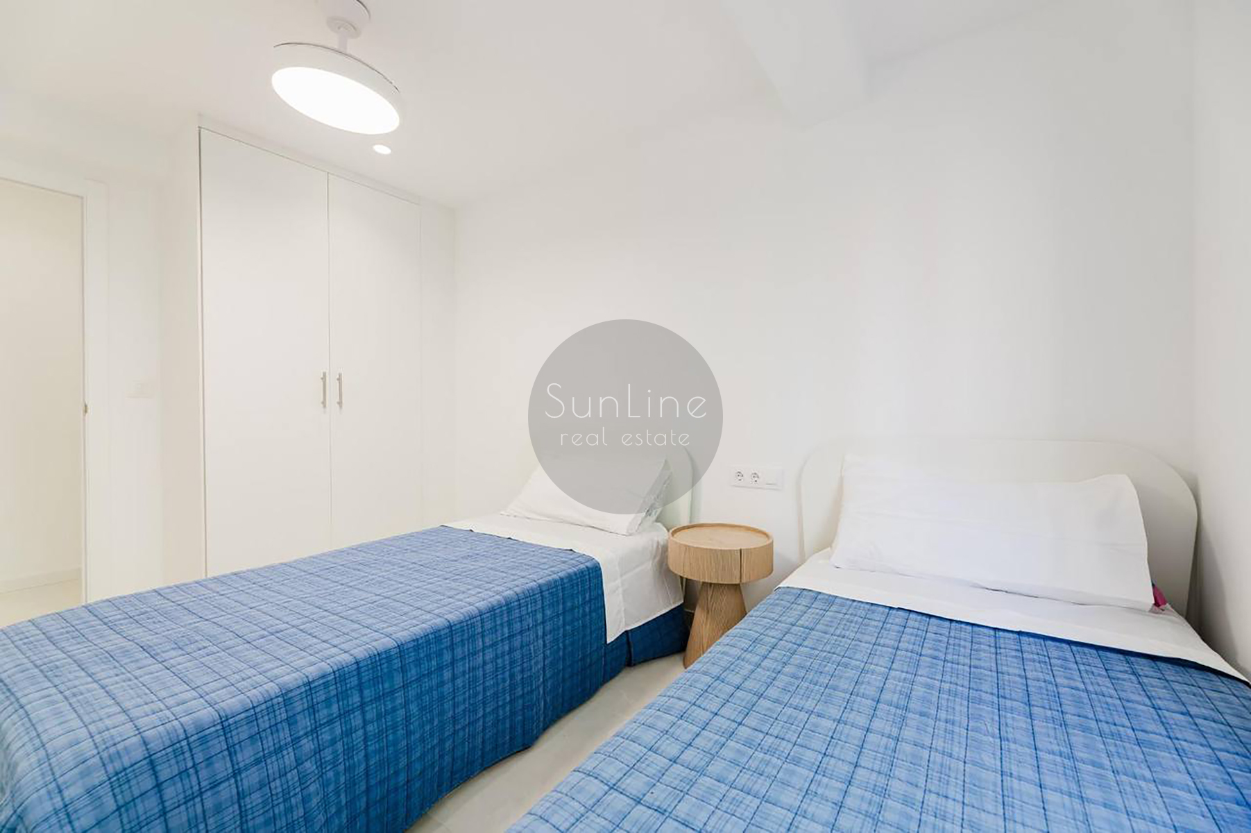 Sale of a 3-bedroom apartment with new renovation near Russafa