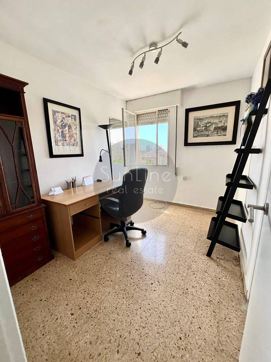 Rent of a bright apartment with a study and views near the City of Arts and Sciences