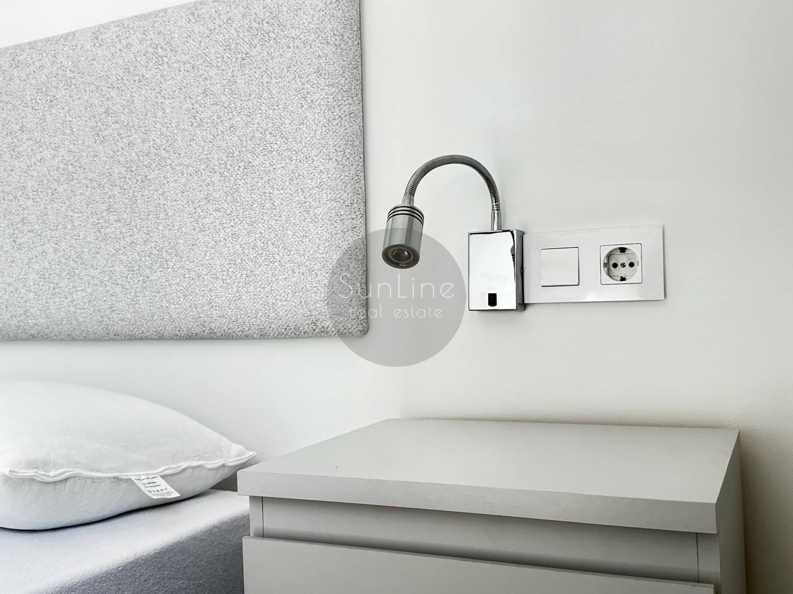 Bright modern apartment with a rooftop pool near the City of Arts and Sciences
