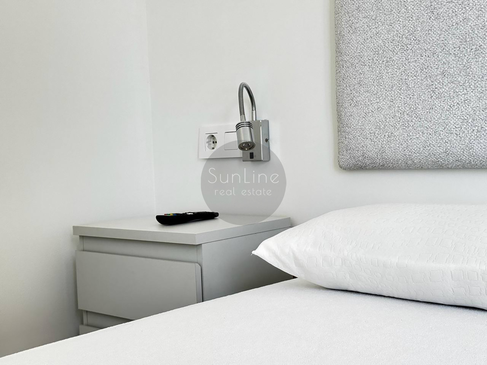 Bright modern apartment with a rooftop pool near the City of Arts and Sciences