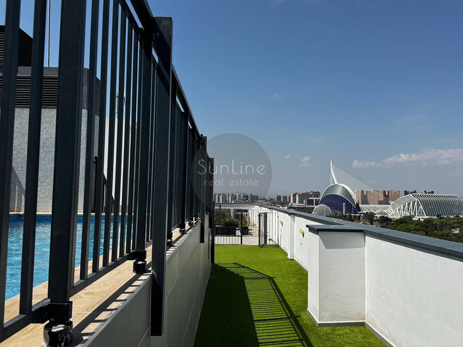 Bright modern apartment with a rooftop pool near the City of Arts and Sciences