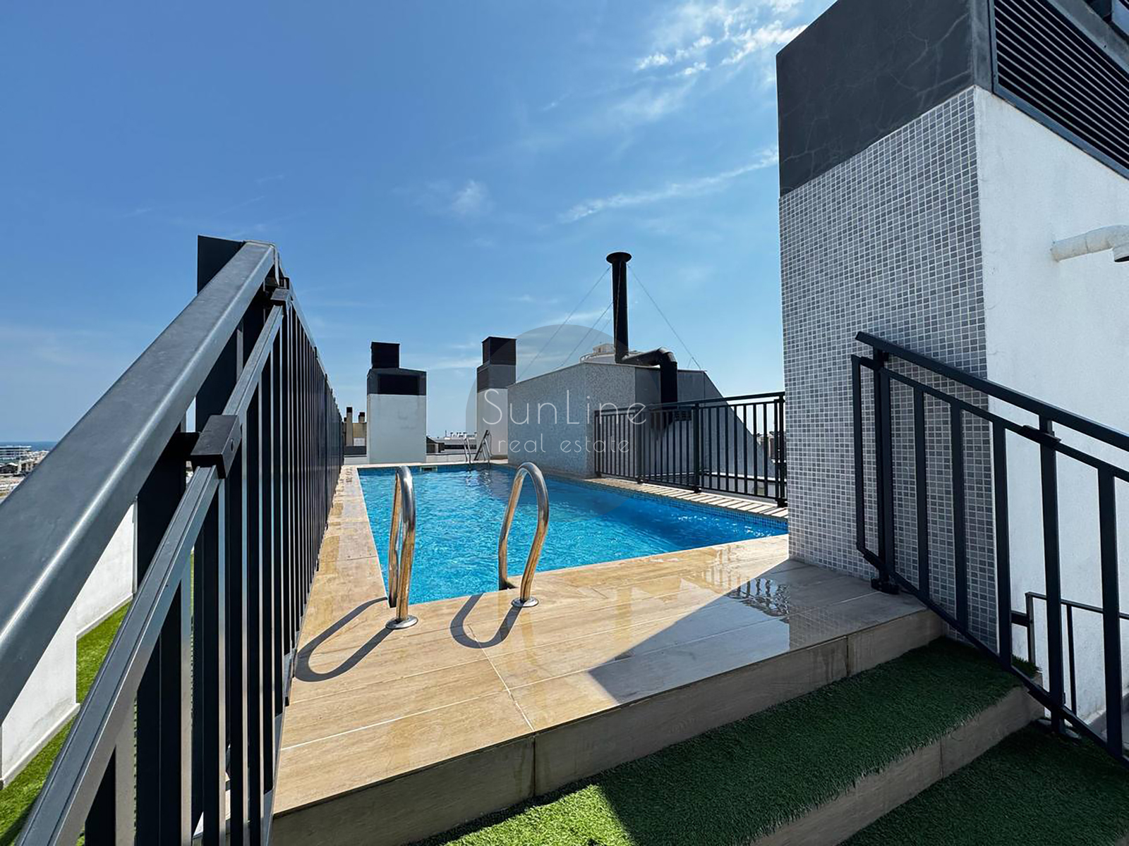 Bright modern apartment with a rooftop pool near the City of Arts and Sciences