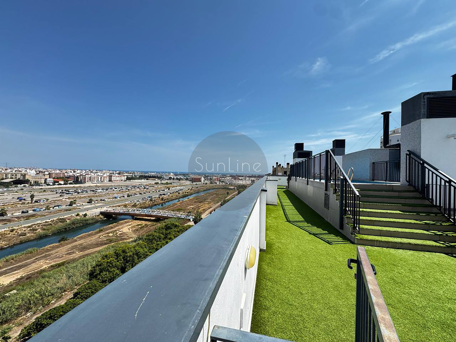 Bright modern apartment with a rooftop pool near the City of Arts and Sciences