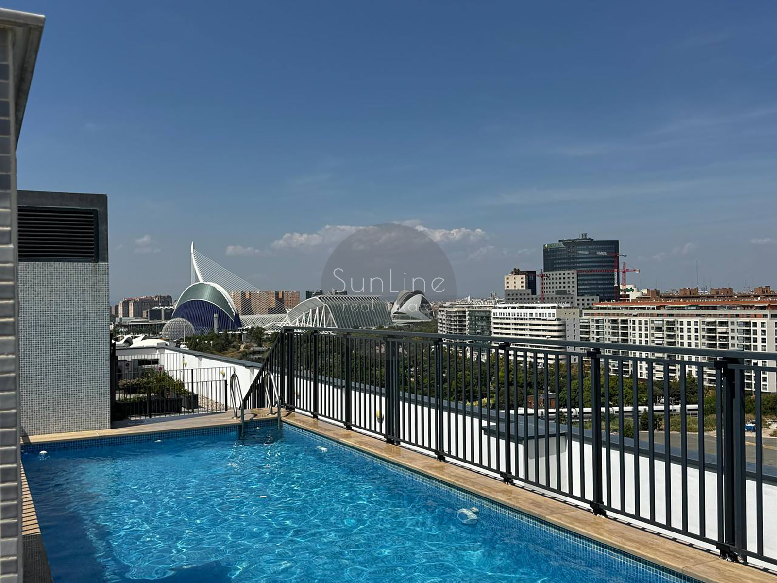 Bright modern apartment with a rooftop pool near the City of Arts and Sciences