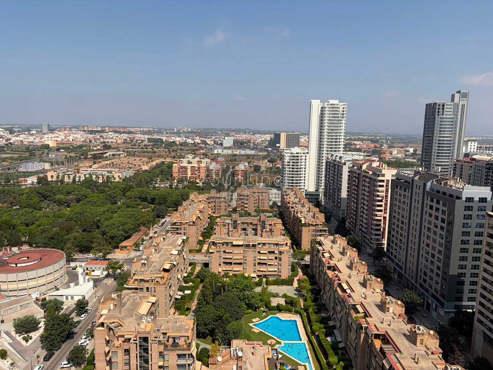 Rent of a bright apartment with a terrace, pool and parking near Turia parks