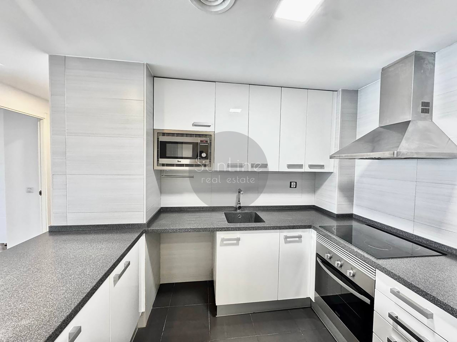 Renting a modern apartment with a pool a few minutes from downtown Valencia