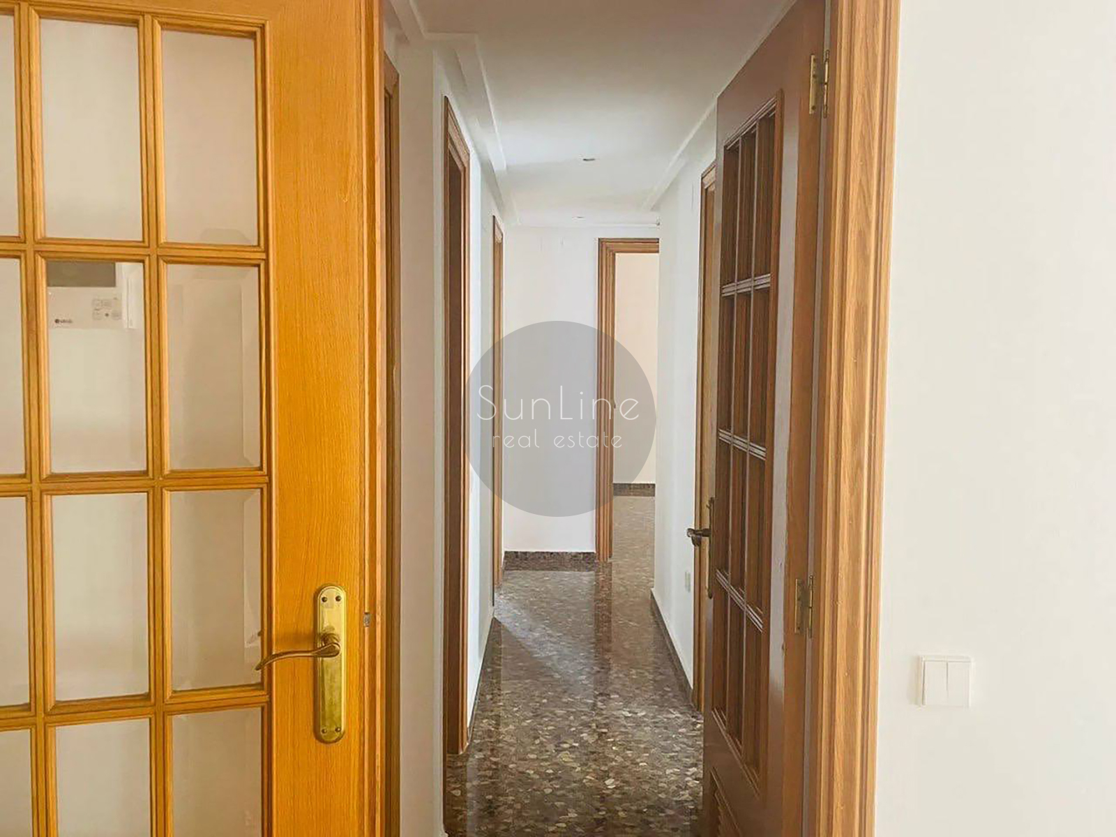 Rent of a spacious apartment with a balcony and a concierge in convenient Benimaclet
