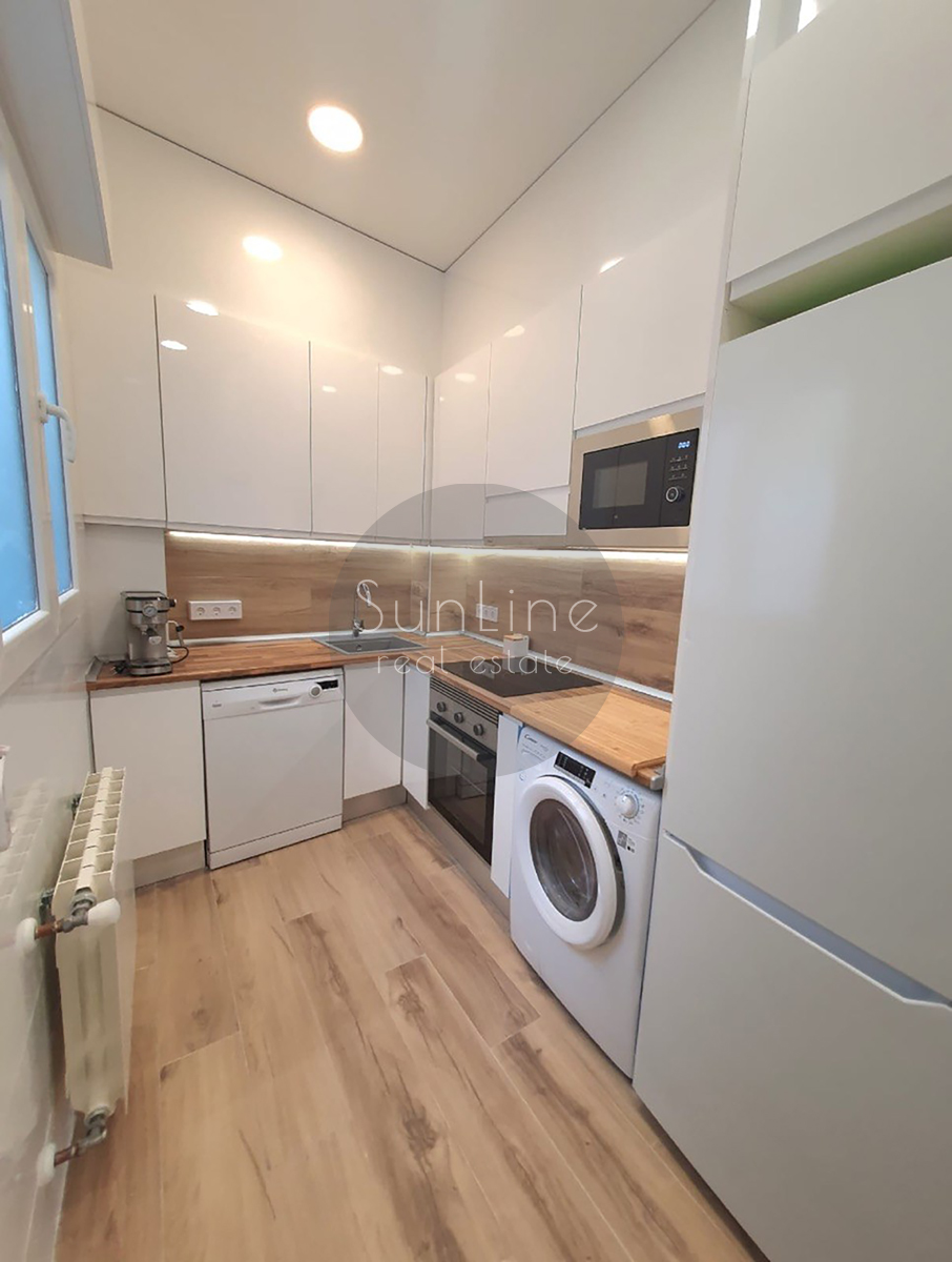 Rent of a Cozy Furnished Apartment with Two Balconies in the Heart of Russafa
