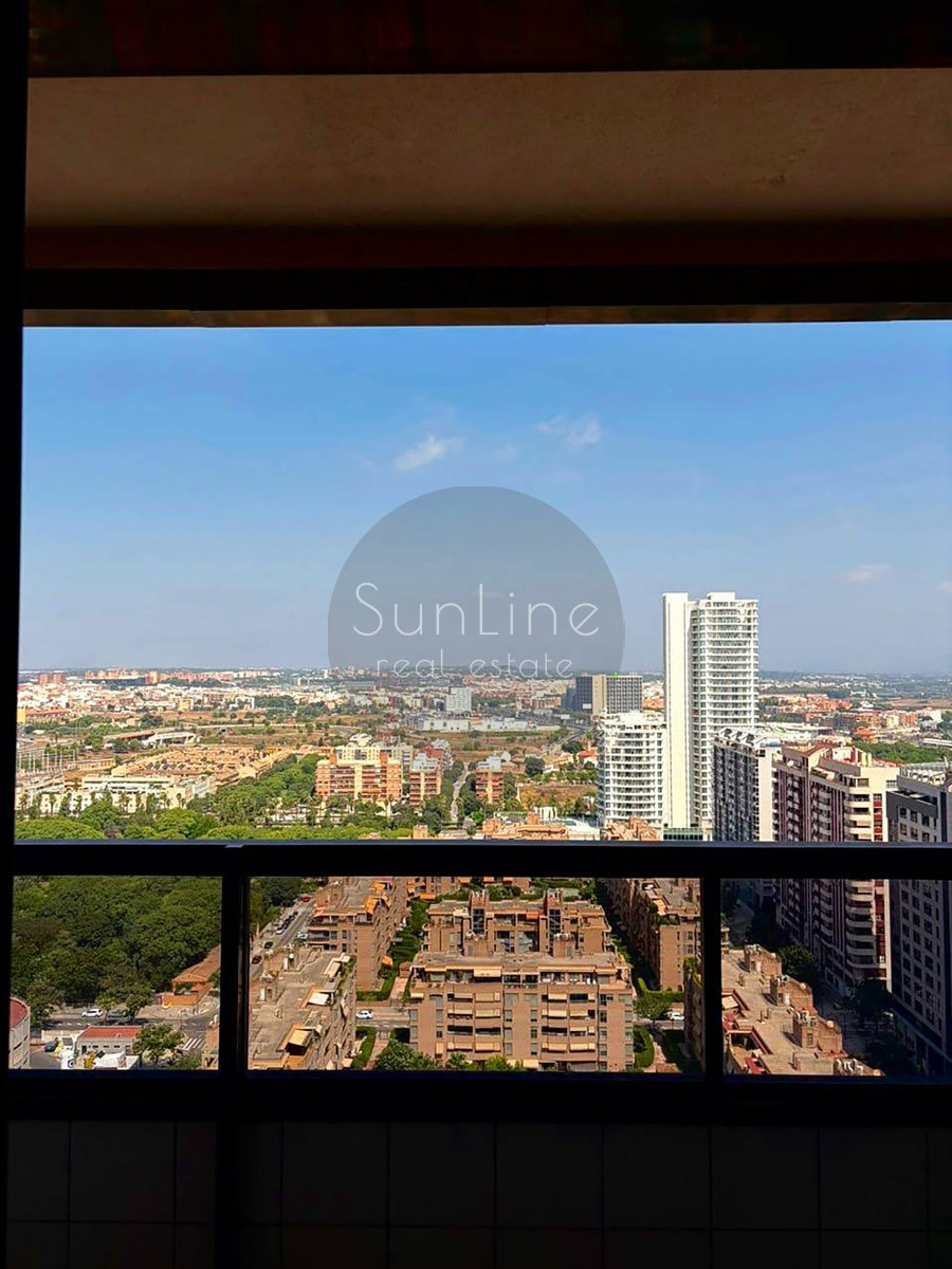 Rent of a bright apartment with a terrace, pool and parking near Turia parks