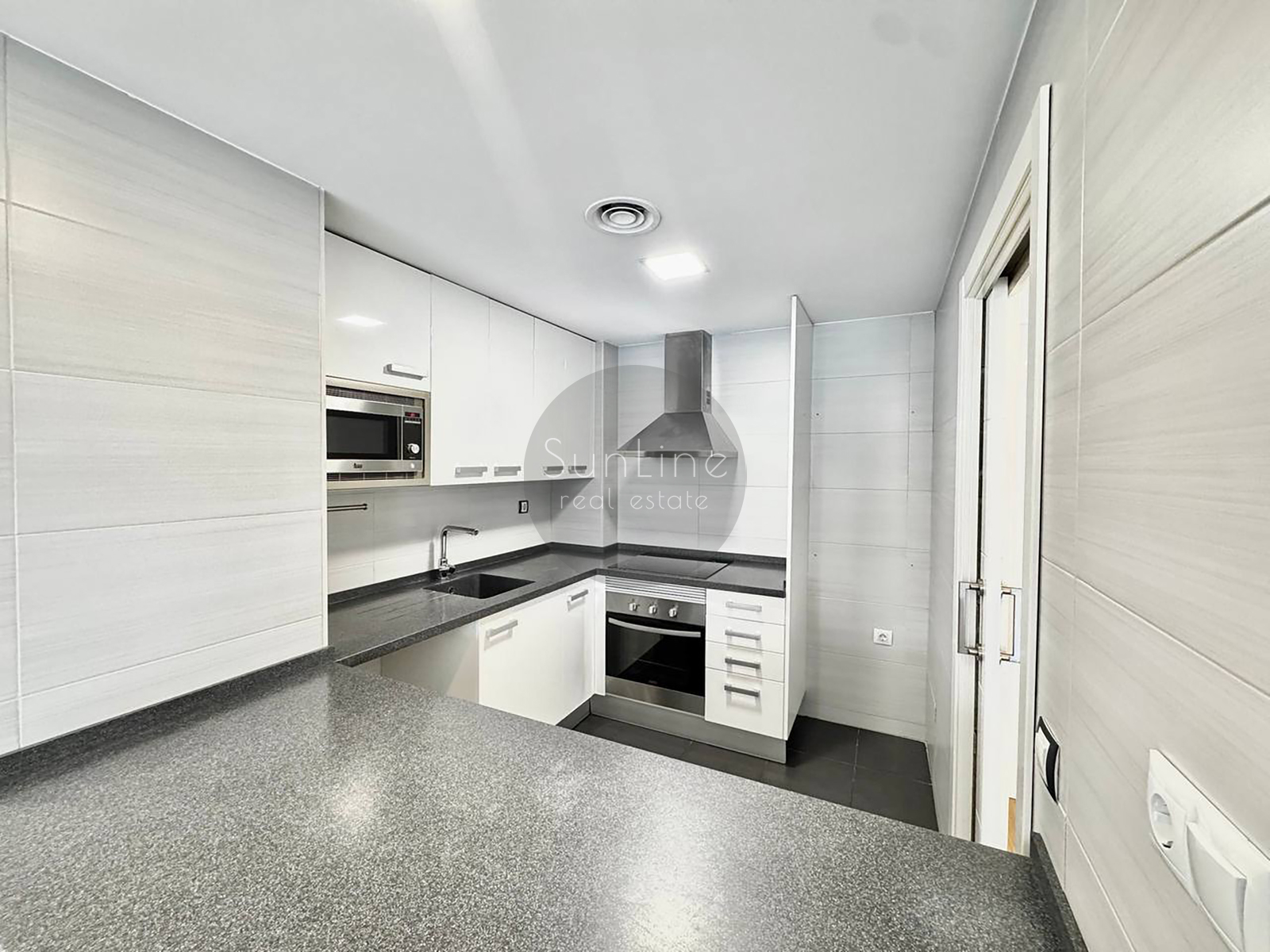 Renting a modern apartment with a pool a few minutes from downtown Valencia