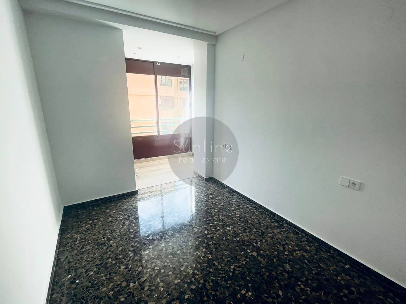 Rent of a spacious apartment with a balcony and a concierge in convenient Benimaclet