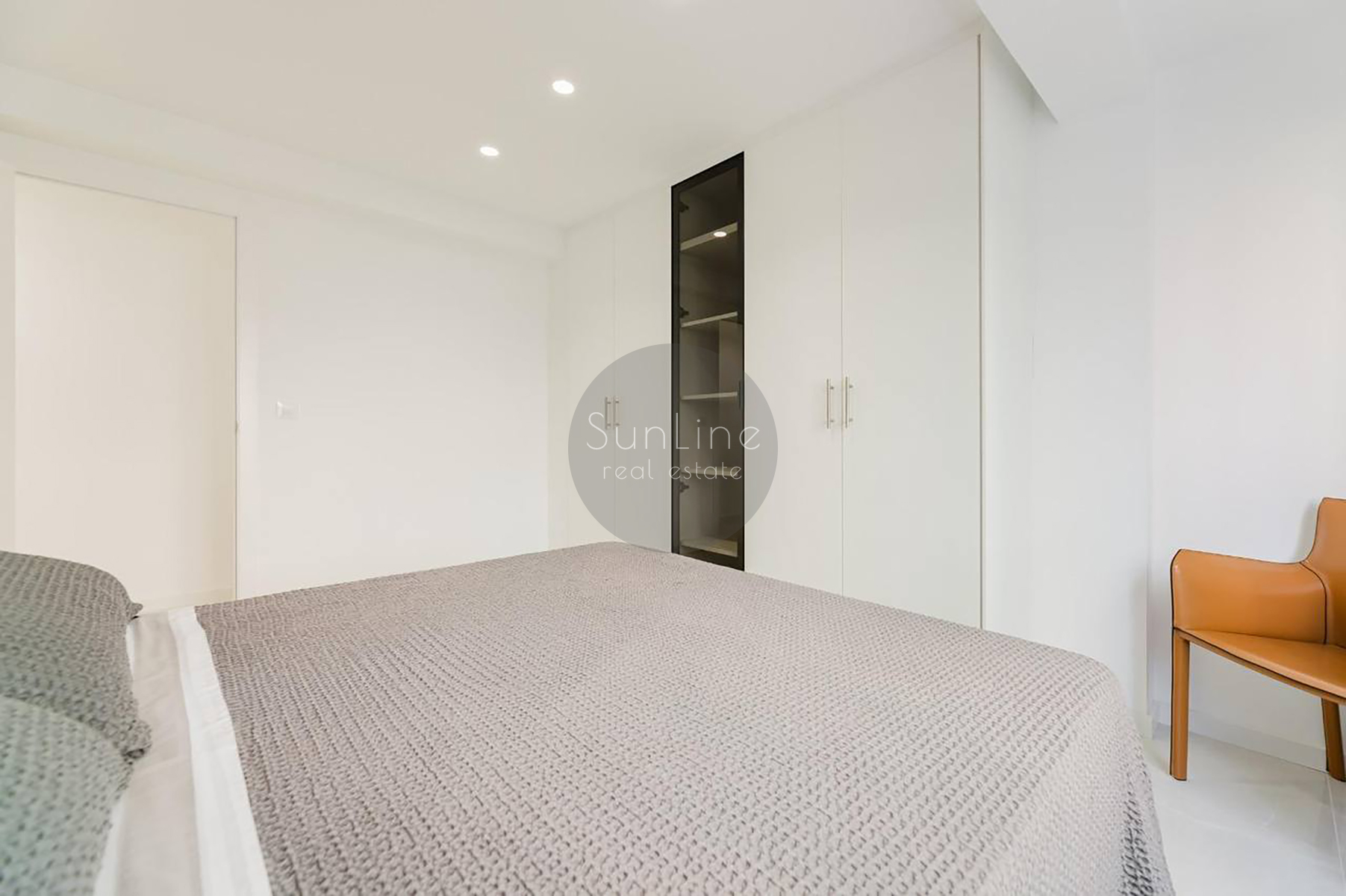 Sale of a 3-bedroom apartment with new renovation near Russafa