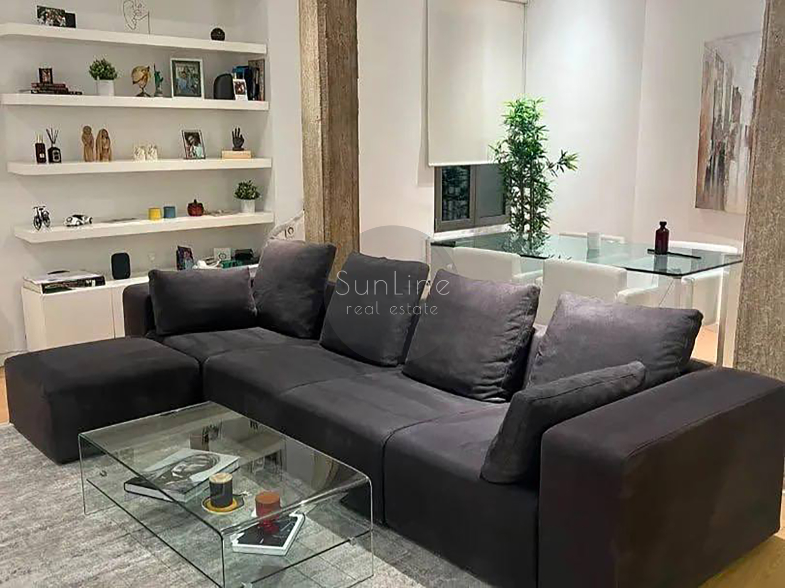 Arenda prestizhnoj kvartiry s vysokimi potolkami i dizajnerskoj otdelkoj v Gran-Via