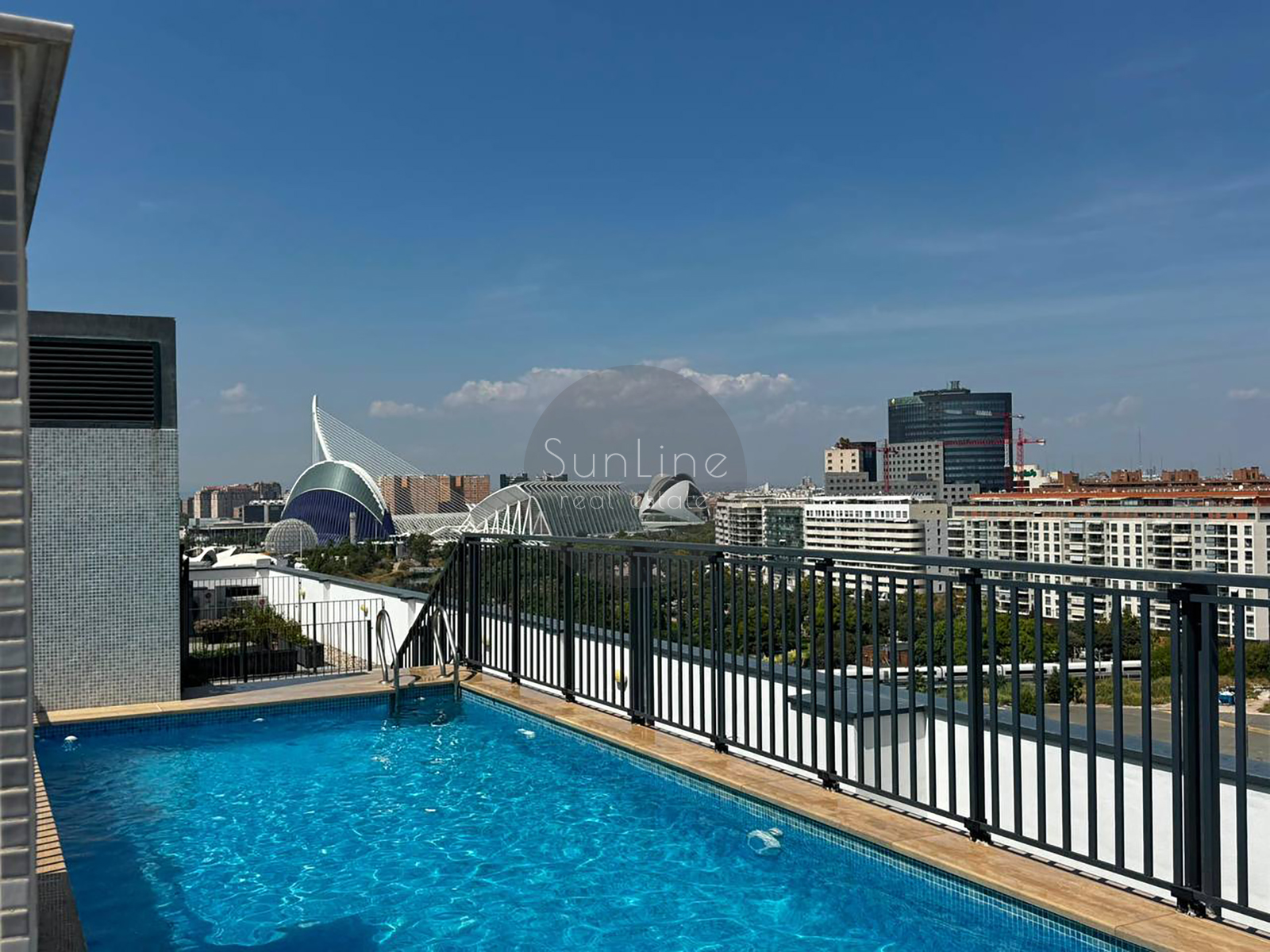 Bright modern apartment with a rooftop pool near the City of Arts and Sciences