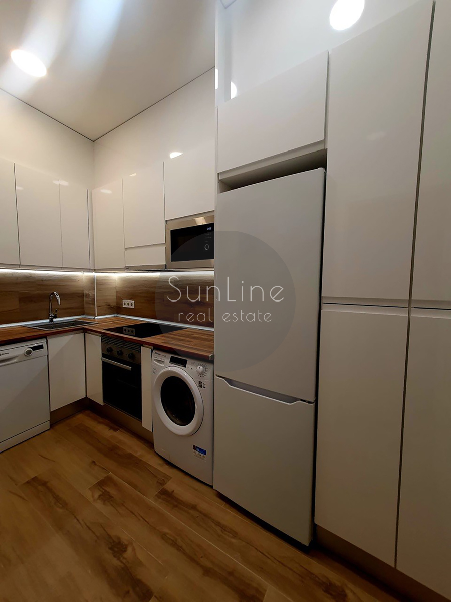 Rent of a Cozy Furnished Apartment with Two Balconies in the Heart of Russafa