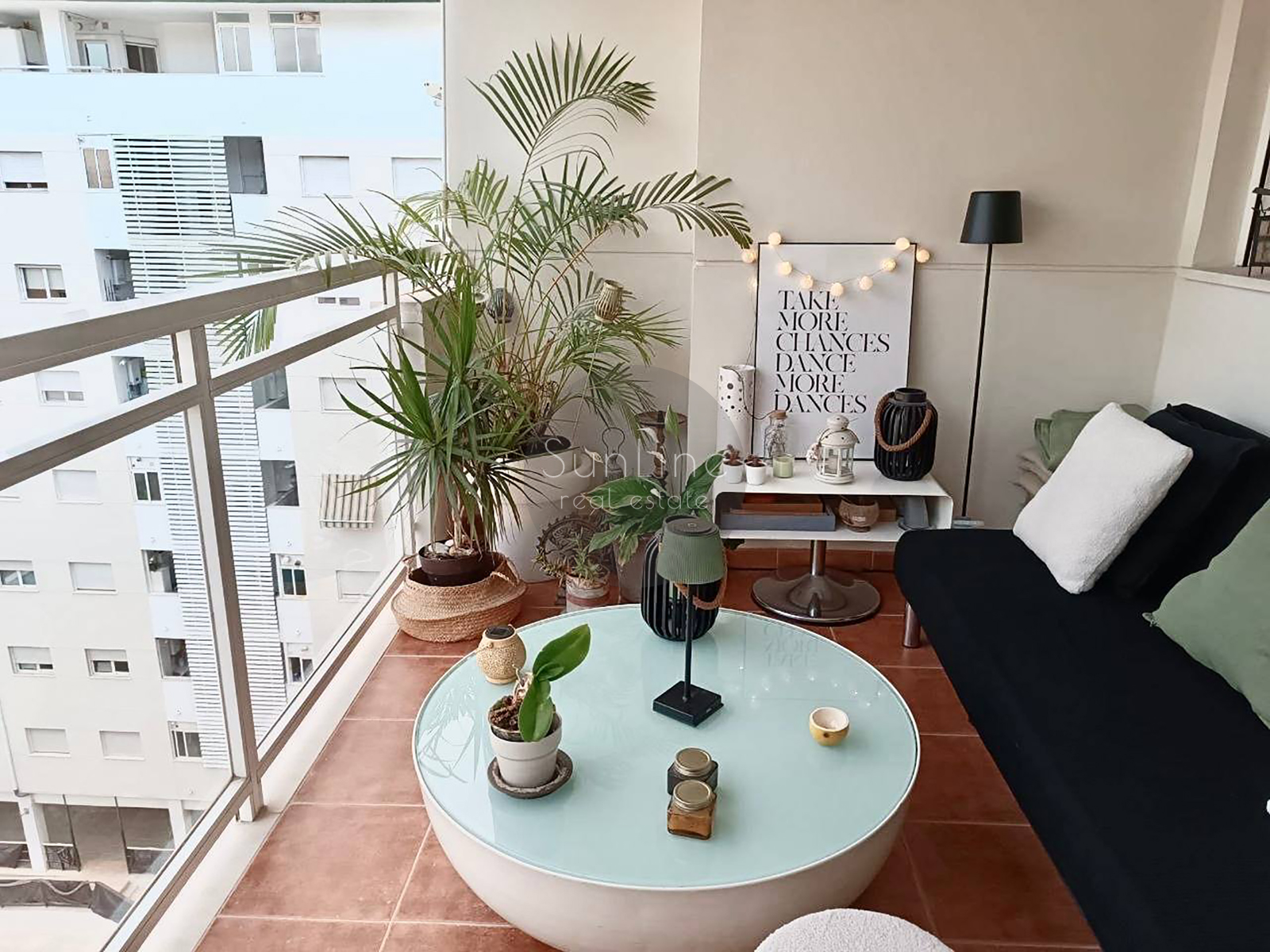 Apartment for sale with good renovation, three bedrooms and a terrace in a complex with a pool in Nou Campanar