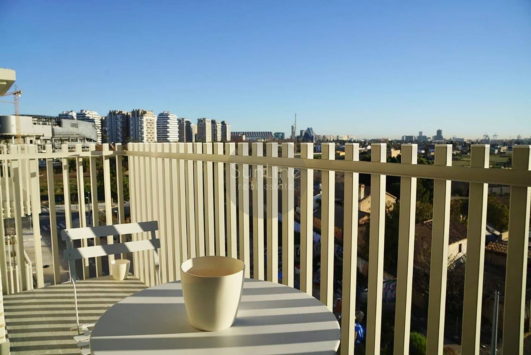 Rent of a modern apartment with a terrace and views of the City of Arts and Sciences