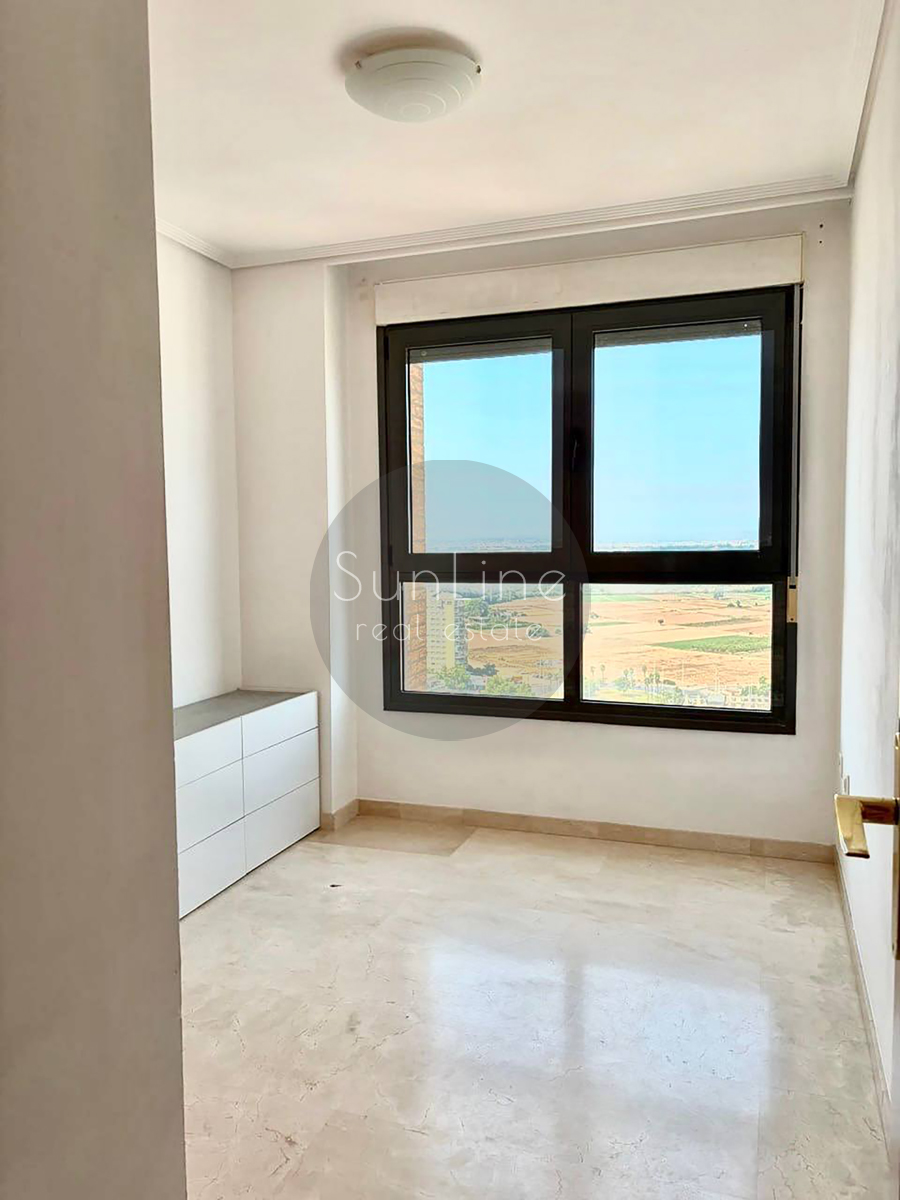 Rent of a bright apartment with a terrace, pool and parking near Turia parks