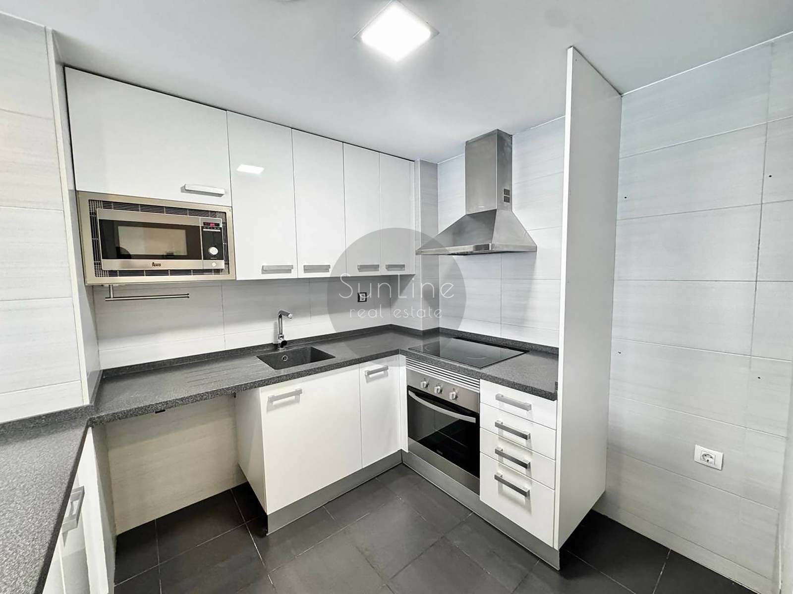 Renting a modern apartment with a pool a few minutes from downtown Valencia
