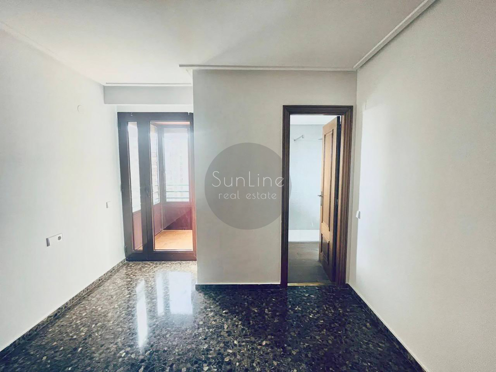 Rent of a spacious apartment with a balcony and a concierge in convenient Benimaclet