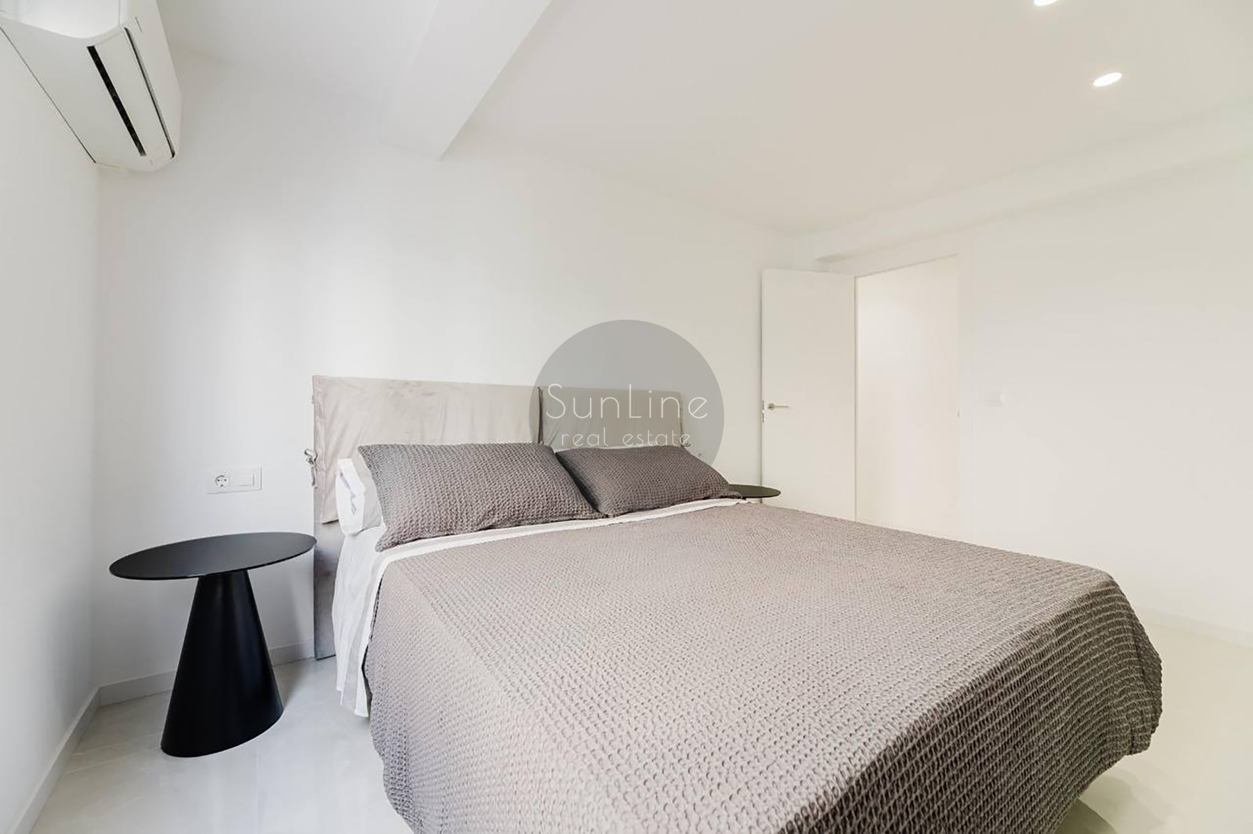 Sale of a 3-bedroom apartment with new renovation near Russafa