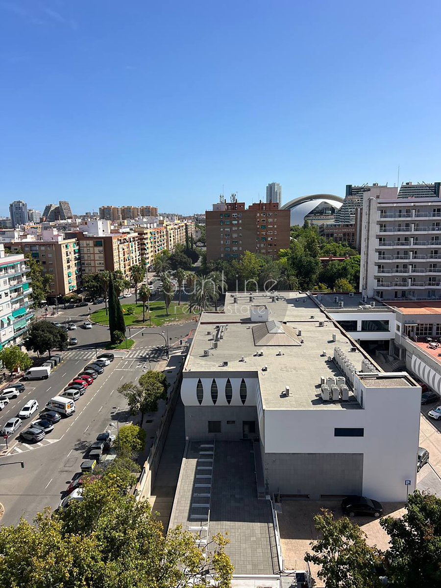 Rent of a bright apartment with a study and views near the City of Arts and Sciences