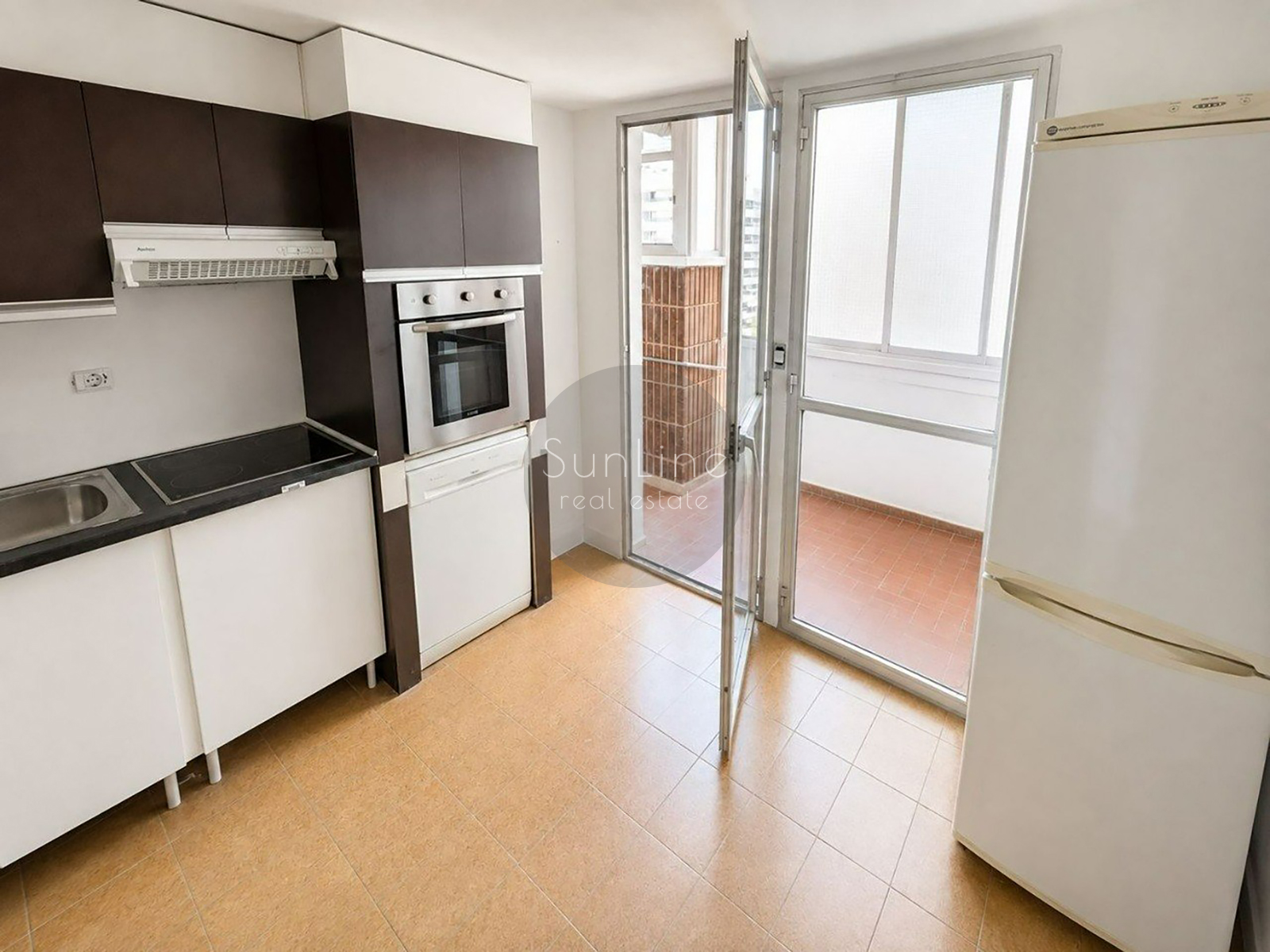 Rent of a bright apartment with four bedrooms, a garage, and a storage room