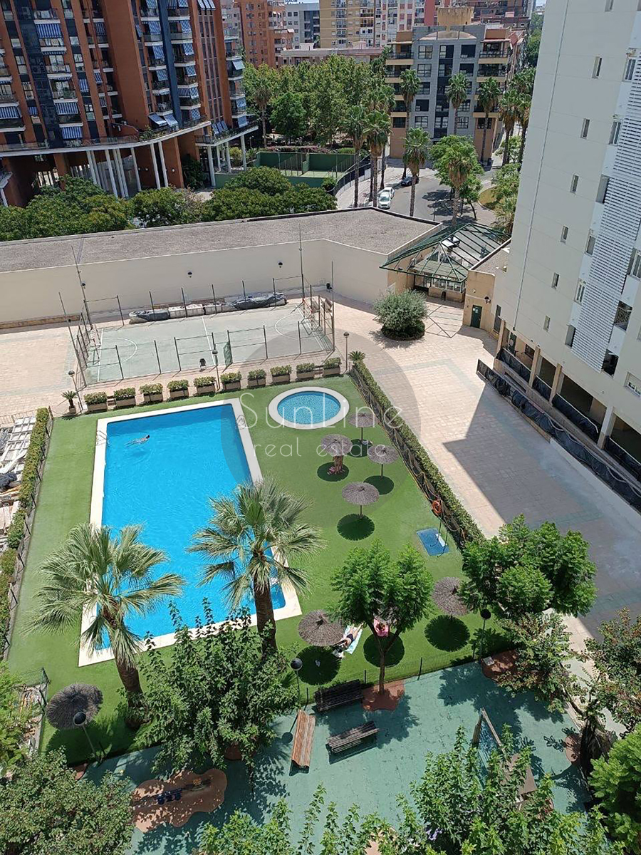 Apartment for sale with good renovation, three bedrooms and a terrace in a complex with a pool in Nou Campanar