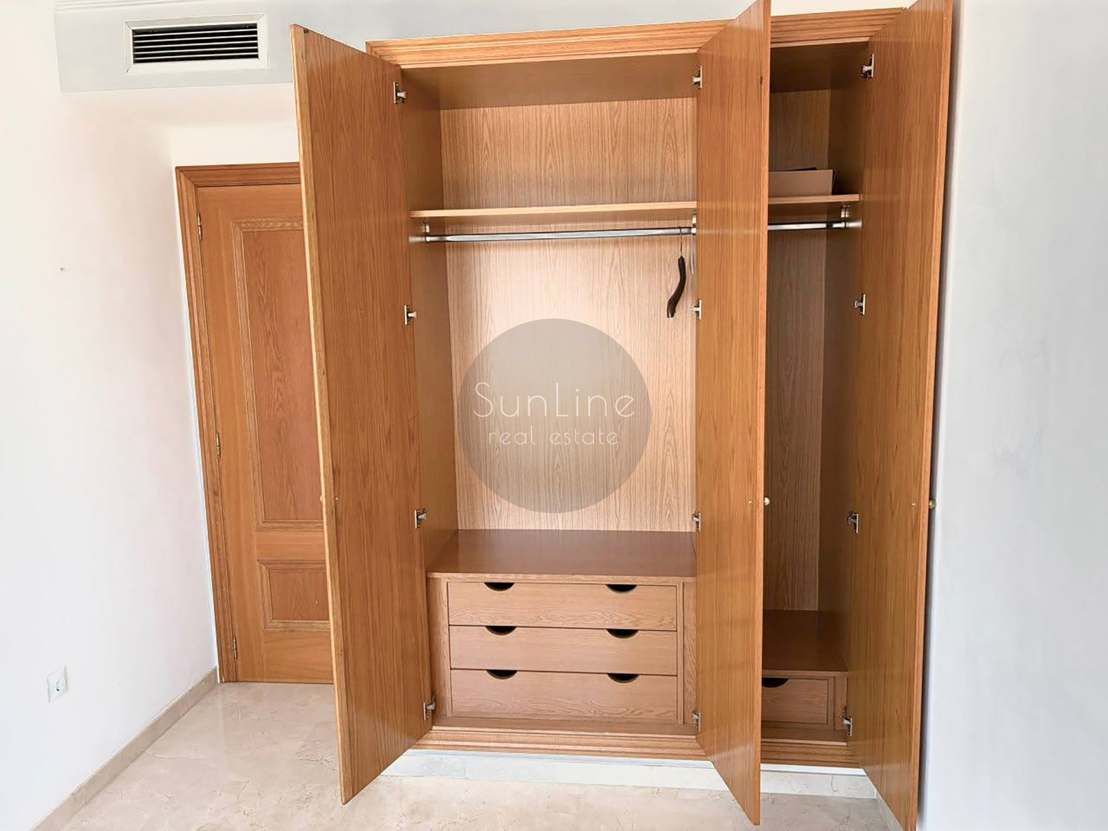 Rent of a bright apartment with a terrace, pool and parking near Turia parks