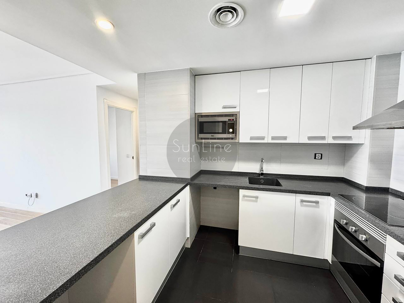 Renting a modern apartment with a pool a few minutes from downtown Valencia