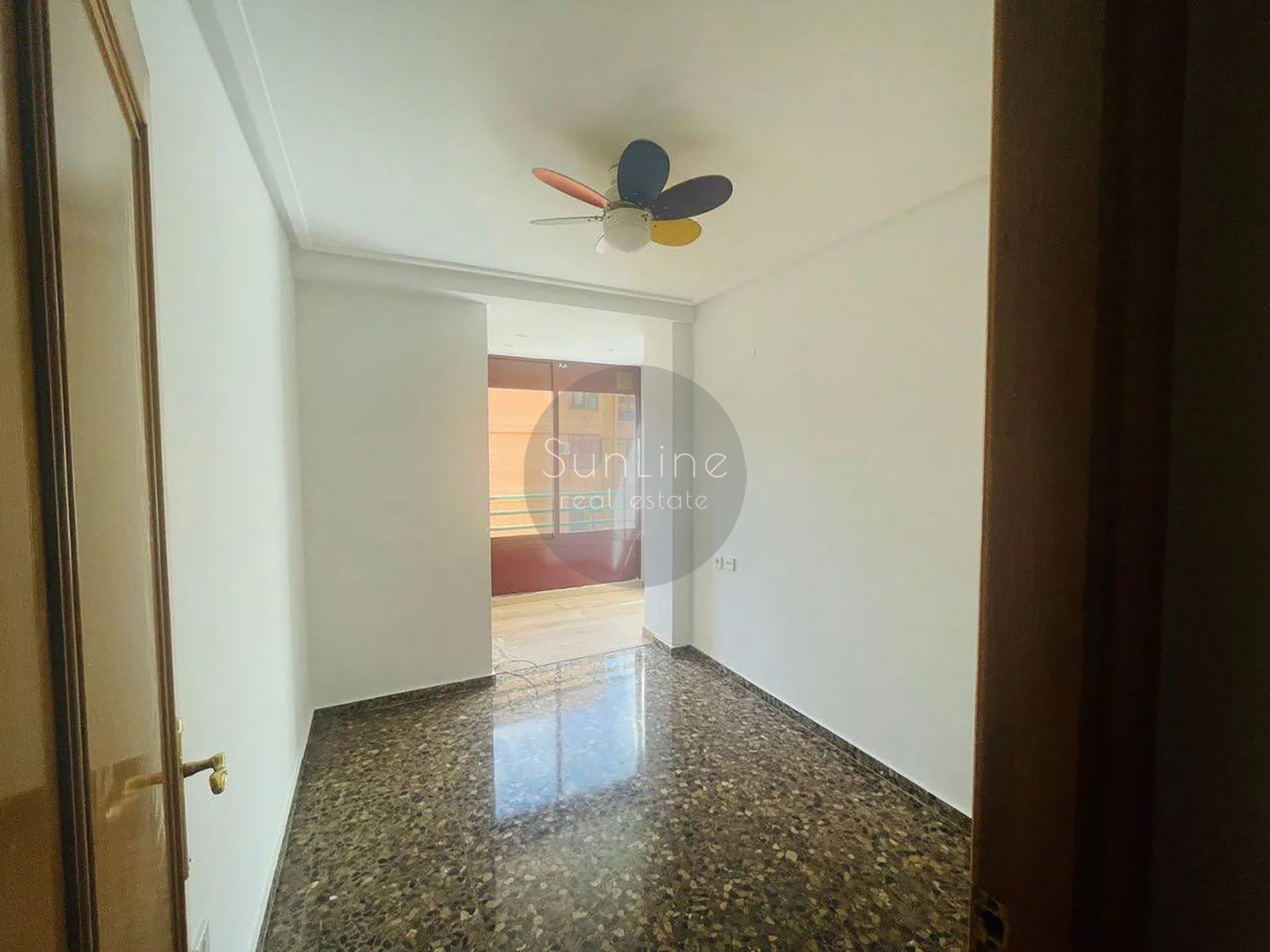 Rent of a spacious apartment with a balcony and a concierge in convenient Benimaclet