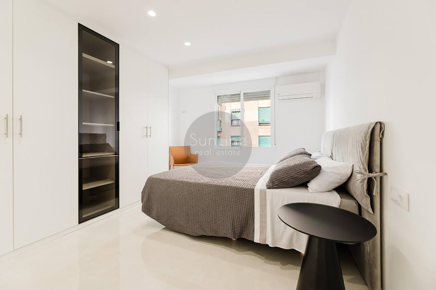 Sale of a 3-bedroom apartment with new renovation near Russafa