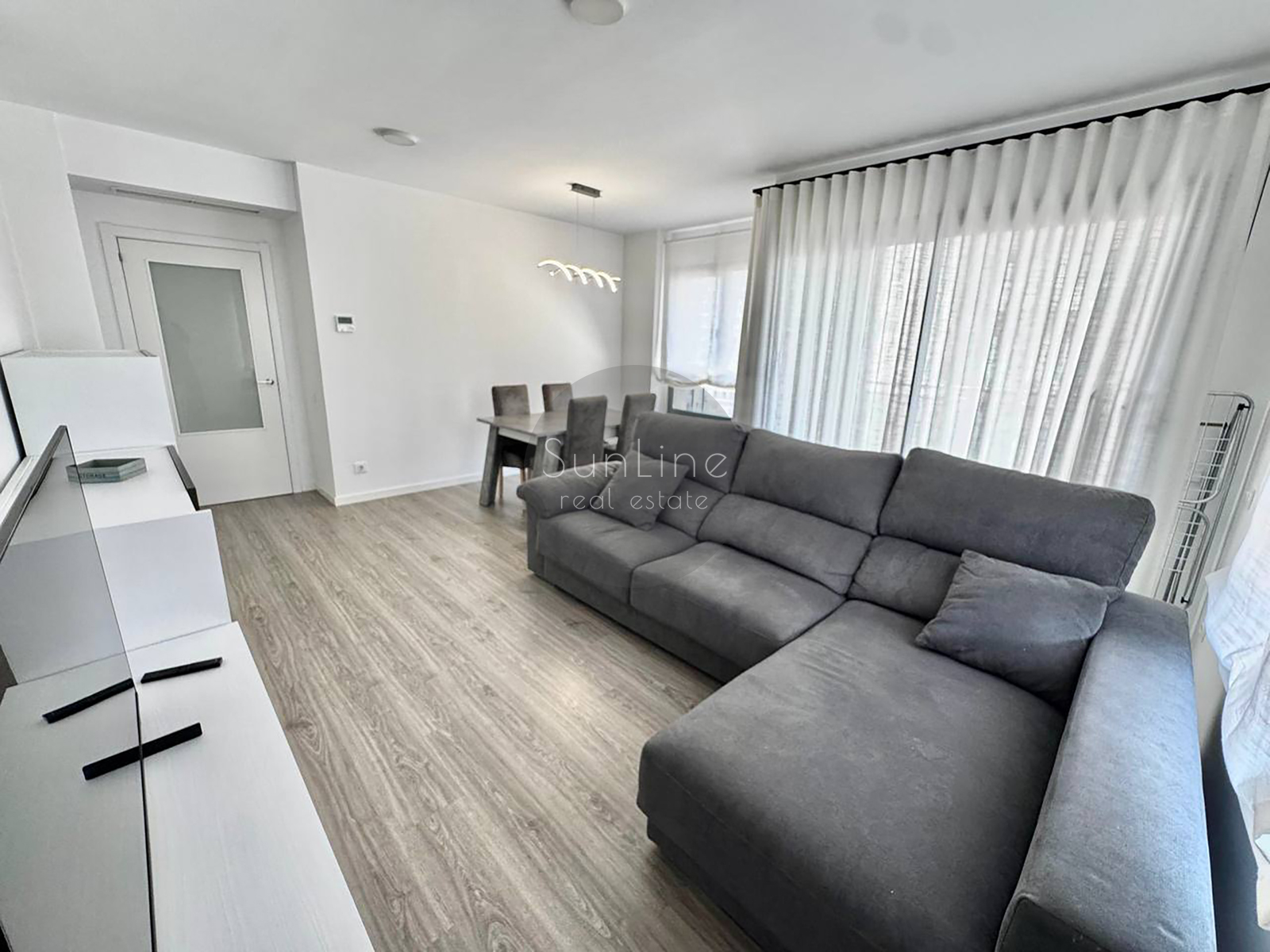 Bright modern apartment with a rooftop pool near the City of Arts and Sciences